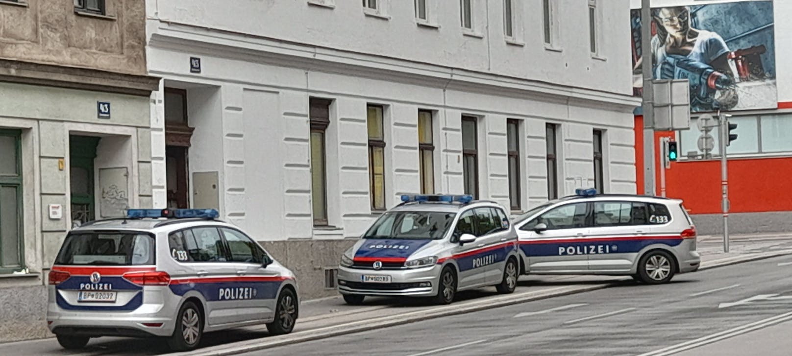 Beamte waren mit mehreren Fahrzeugen in der Ameisgasse in Wien-Penzing vor Ort.