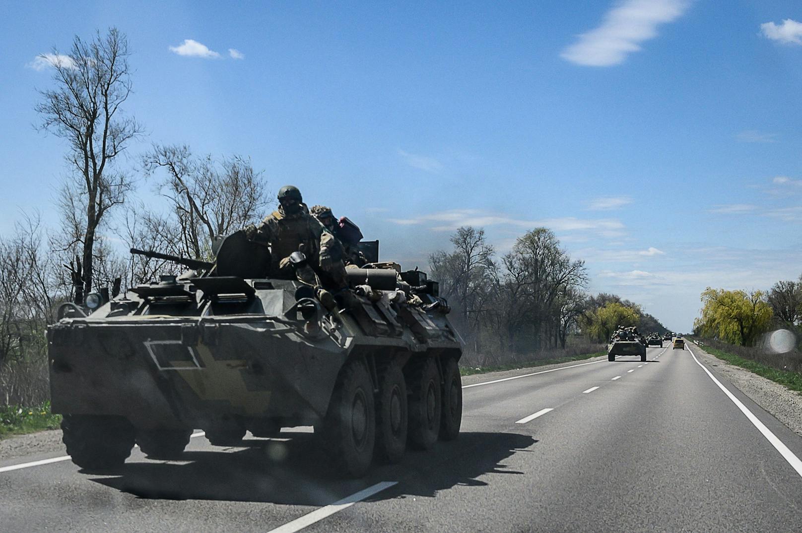 Der ukrainische Präsident Wolodimir Selenski hat den Sinn der seit zwei Monaten laufenden Invasion der russischen Armee in seinem Land hinterfragt.
