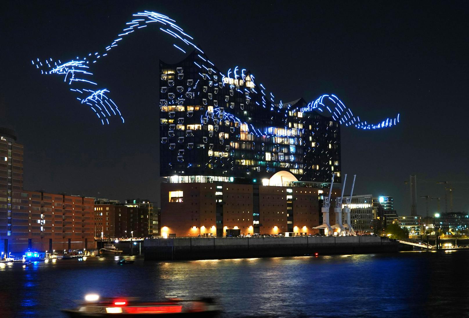 Ein Schwarm aus 300 beleuchteten Drohnen umspielte die Elbphilharmonie Hamburg.&nbsp;