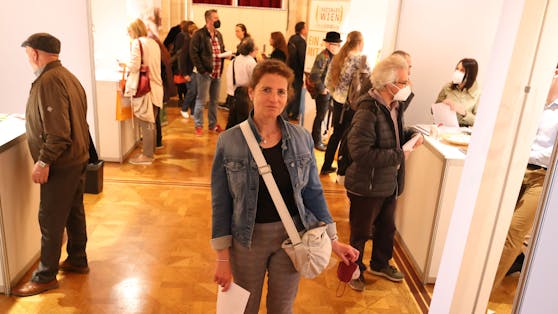 Auf der Jobmesse im Wiener Rathaus hofft die Langzeitarbeitssuchende Andrea (58) eine Stelle zu finden.