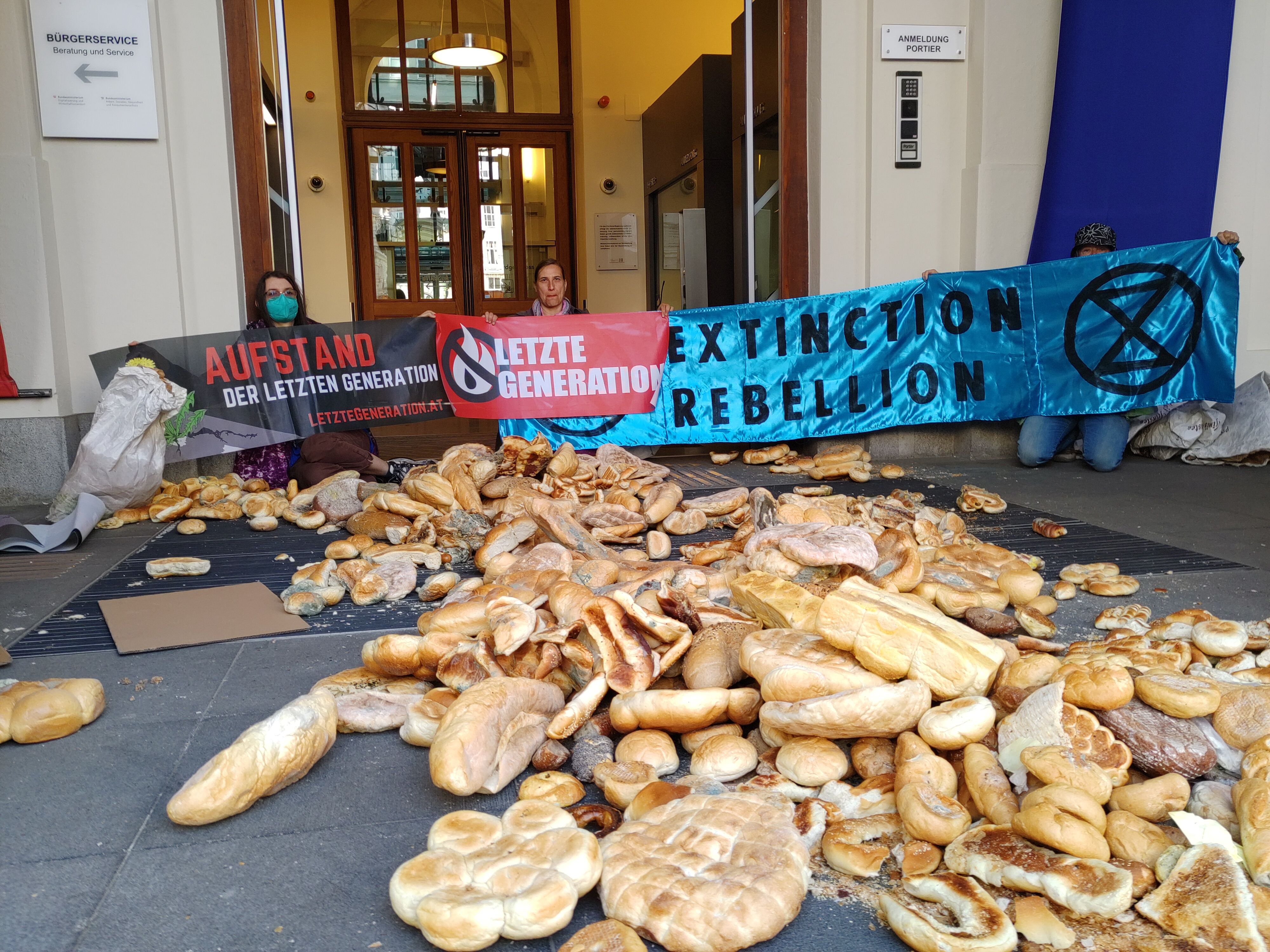 Eine Protestaktion sorgte in der City für Aufsehen: Aktivisten blockierten den Eingang des Landwirtschaftsministeriums mit altem Brot. 