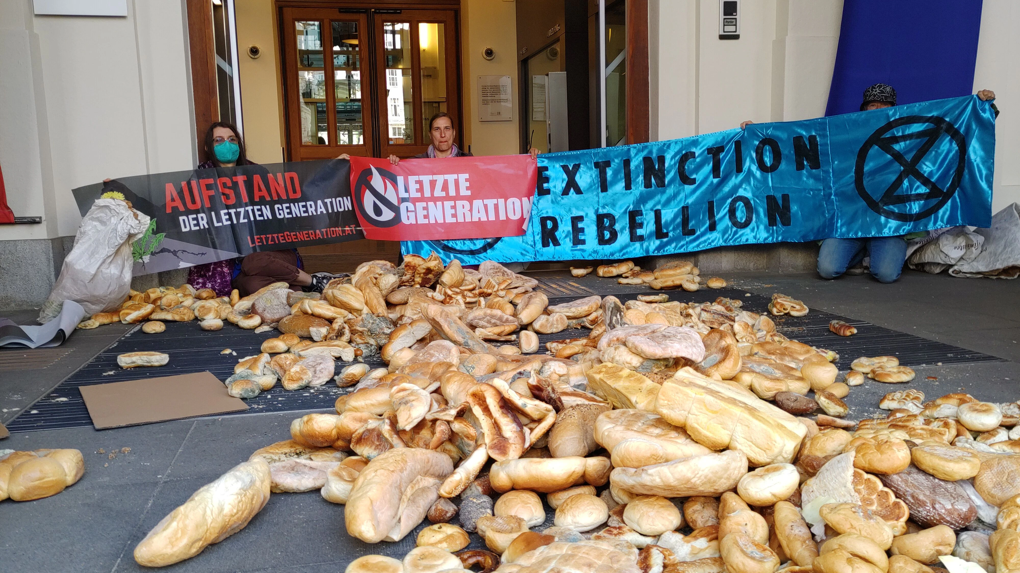 Eine Protestaktion sorgte für Aufsehen: Aktivisten blockierten den Eingang des Landwirtschaftsministeriums mit altem Brot. 