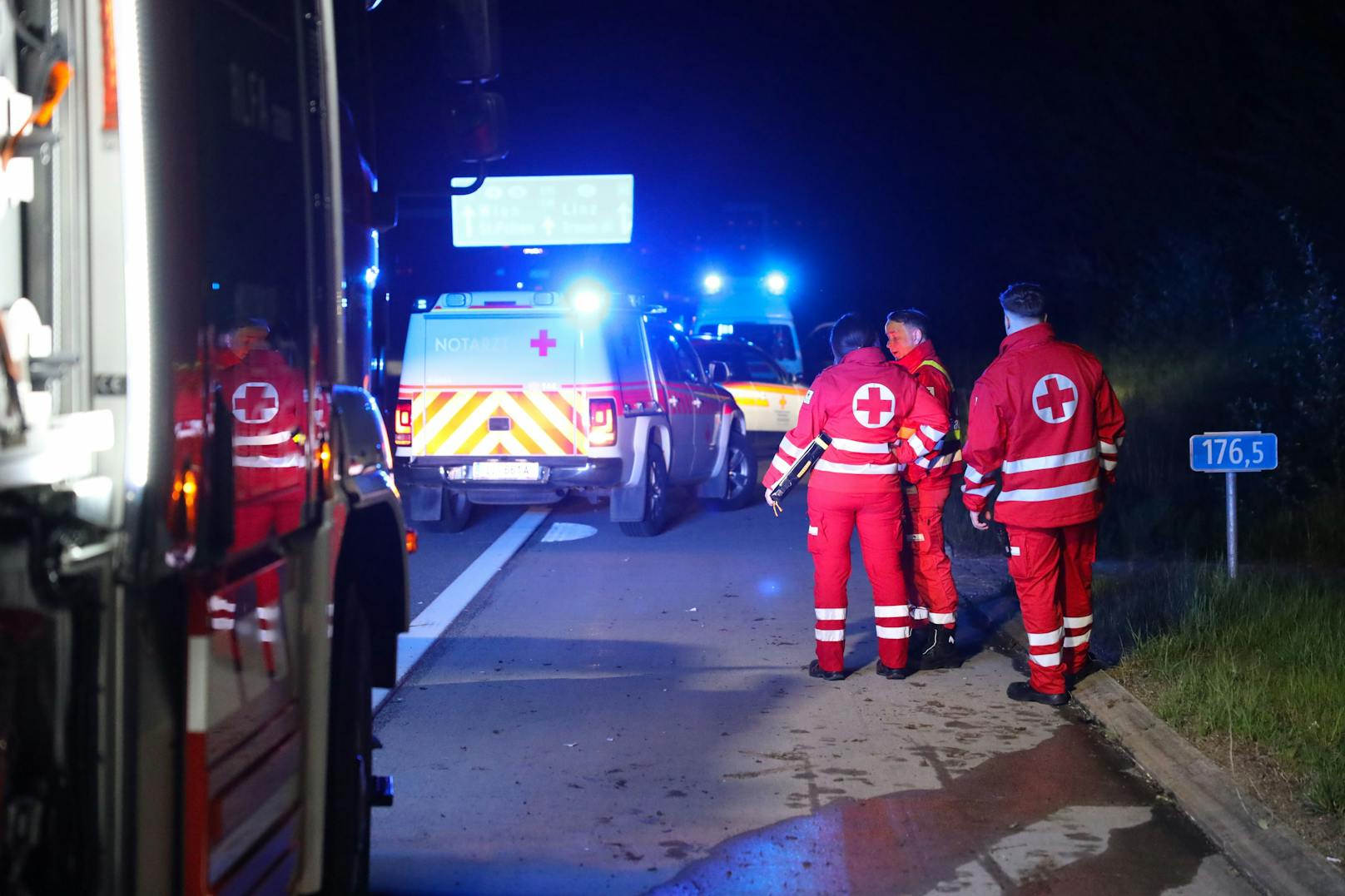 Ein schwerer Verkehrsunfall hat sich am späten Sonntagabend auf der Westautobahn bei Pucking (Bezirk Linz-Land) ereignet. Ein Autolenker wurde schwer verletzt.