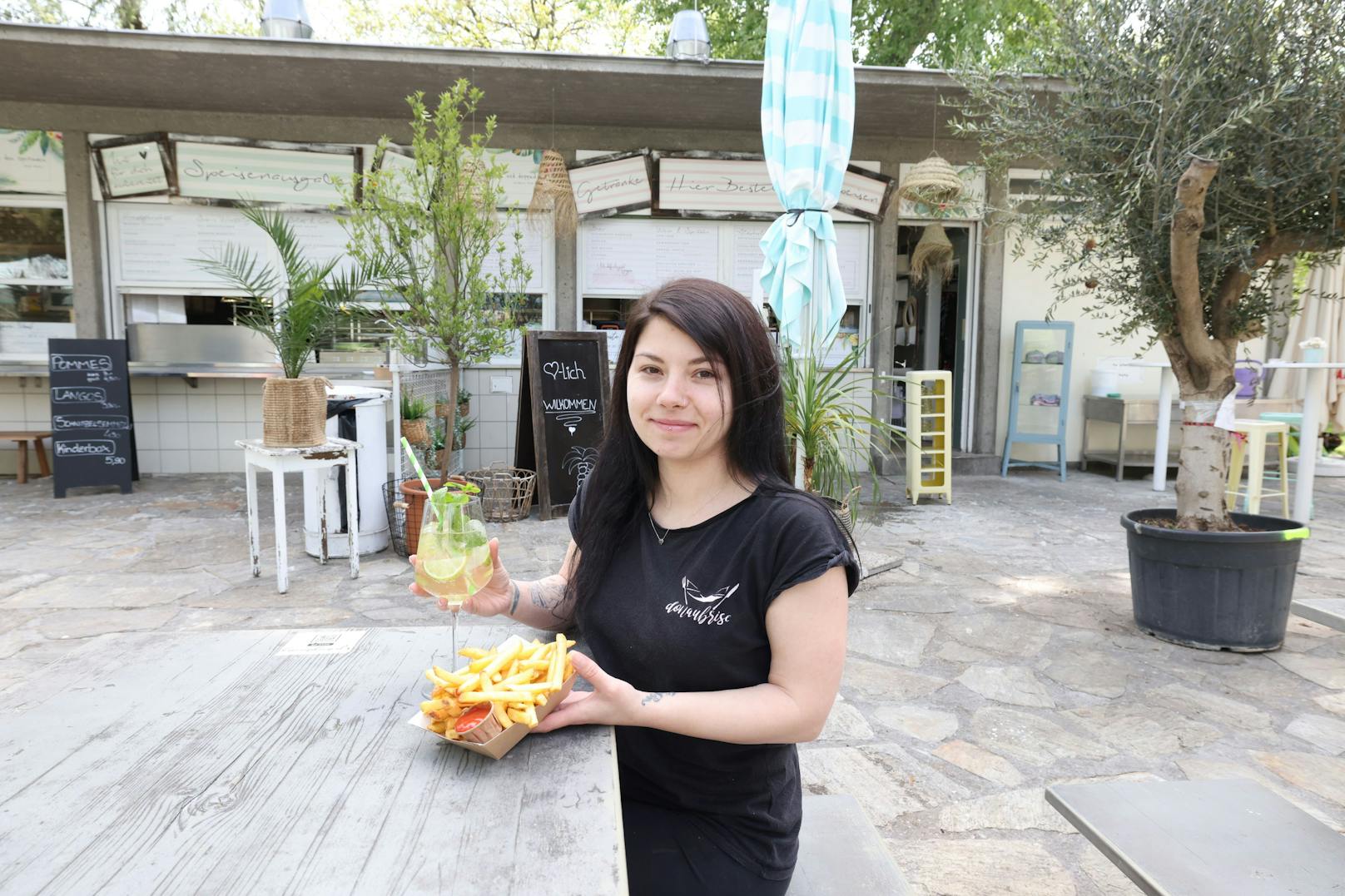 Stefanie (25) vom Gänsehäufel-Restaurant "Donaubrise" kassiert heuer für Pommes 50 Cent mehr ab. Schuld sind Energiepreise und das teure Speiseöl.