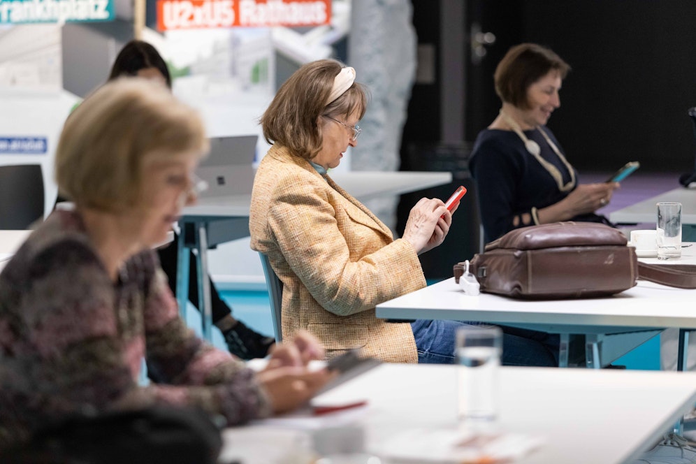 Die Wiener Linien bieten ab sofort Schulungen für Senioren an. Inhalt sind Tipps und Tricks zur Öffi-App.