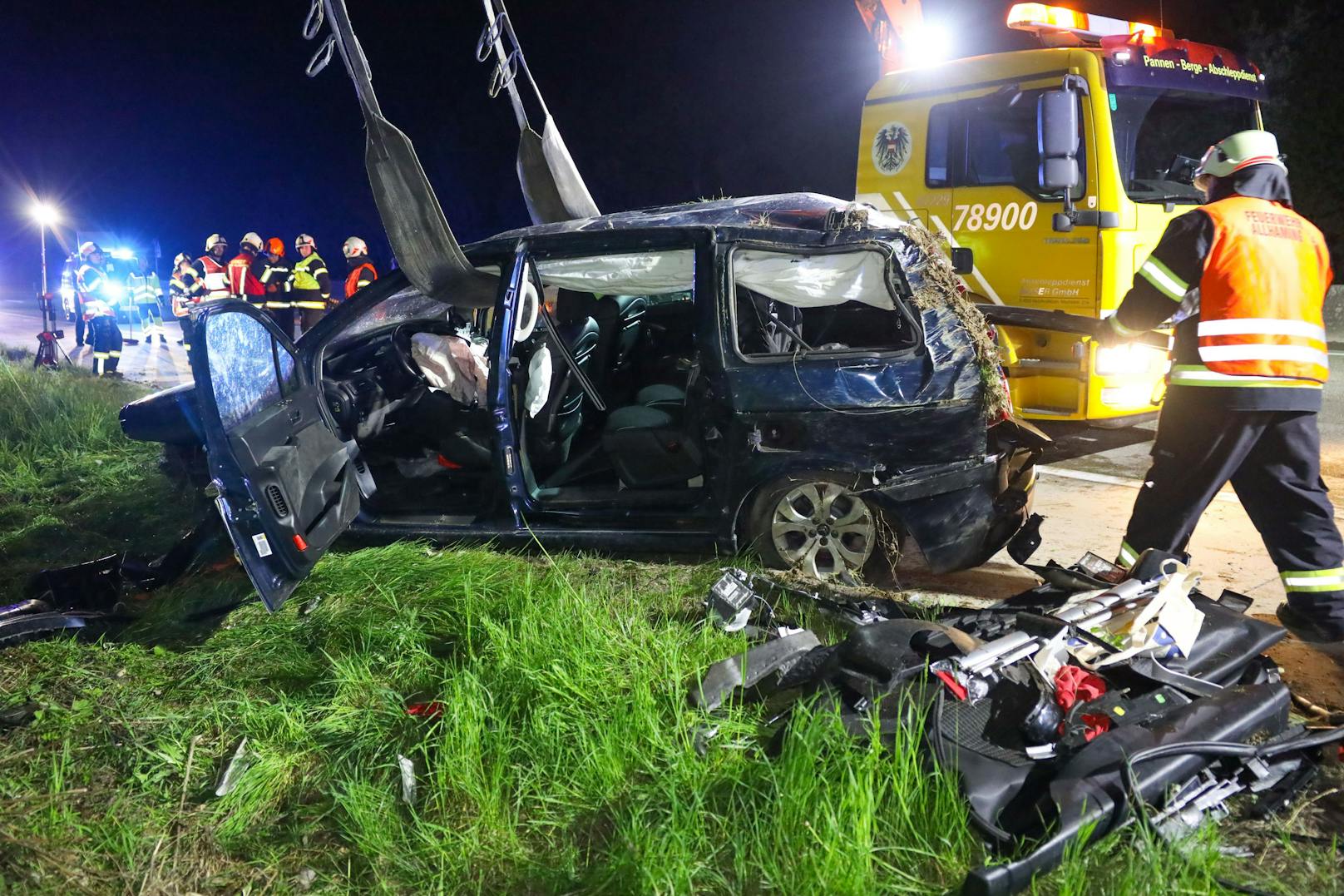 Ein schwerer Verkehrsunfall hat sich am späten Sonntagabend auf der Westautobahn bei Pucking (Bezirk Linz-Land) ereignet. Ein Autolenker wurde schwer verletzt.