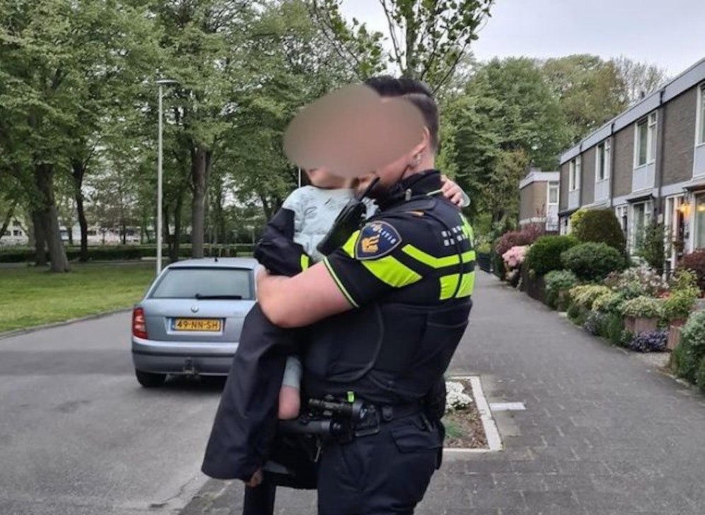 Ein Polizist kümmert sich um den jungen Unfall-Verursacher. 