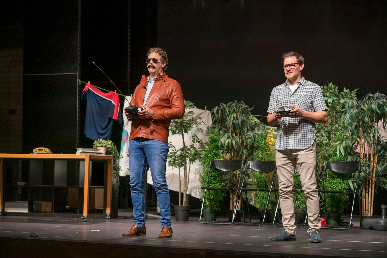 Oliver Roitinger (li.) und David Oberkogler überzeugen in der Kult-Komödie Muttertag. Das Bühnenstück feiert am 6. Mai Premiere in der Seestadt.