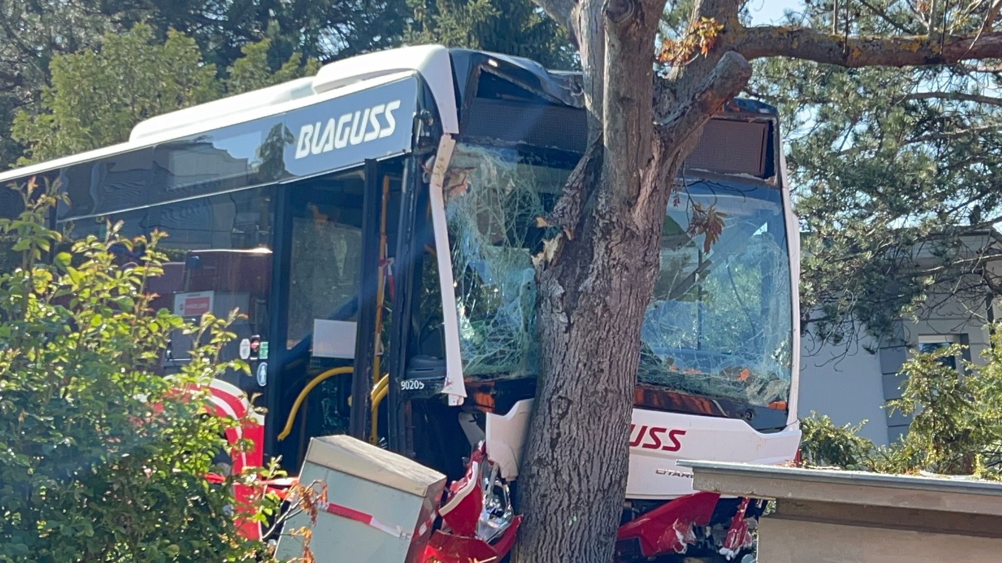 Bilder zeigen das Ausmaß des Unfalls in der Ulmenstraße in Wien-Penzing.