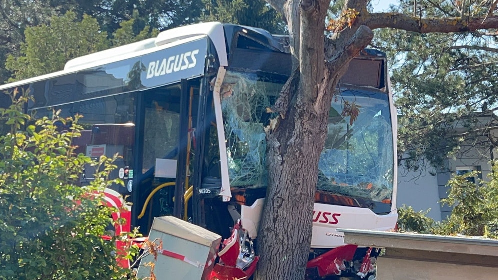 Bilder zeigen das Ausmaß des Unfalls in der Ulmenstraße in Wien-Penzing.