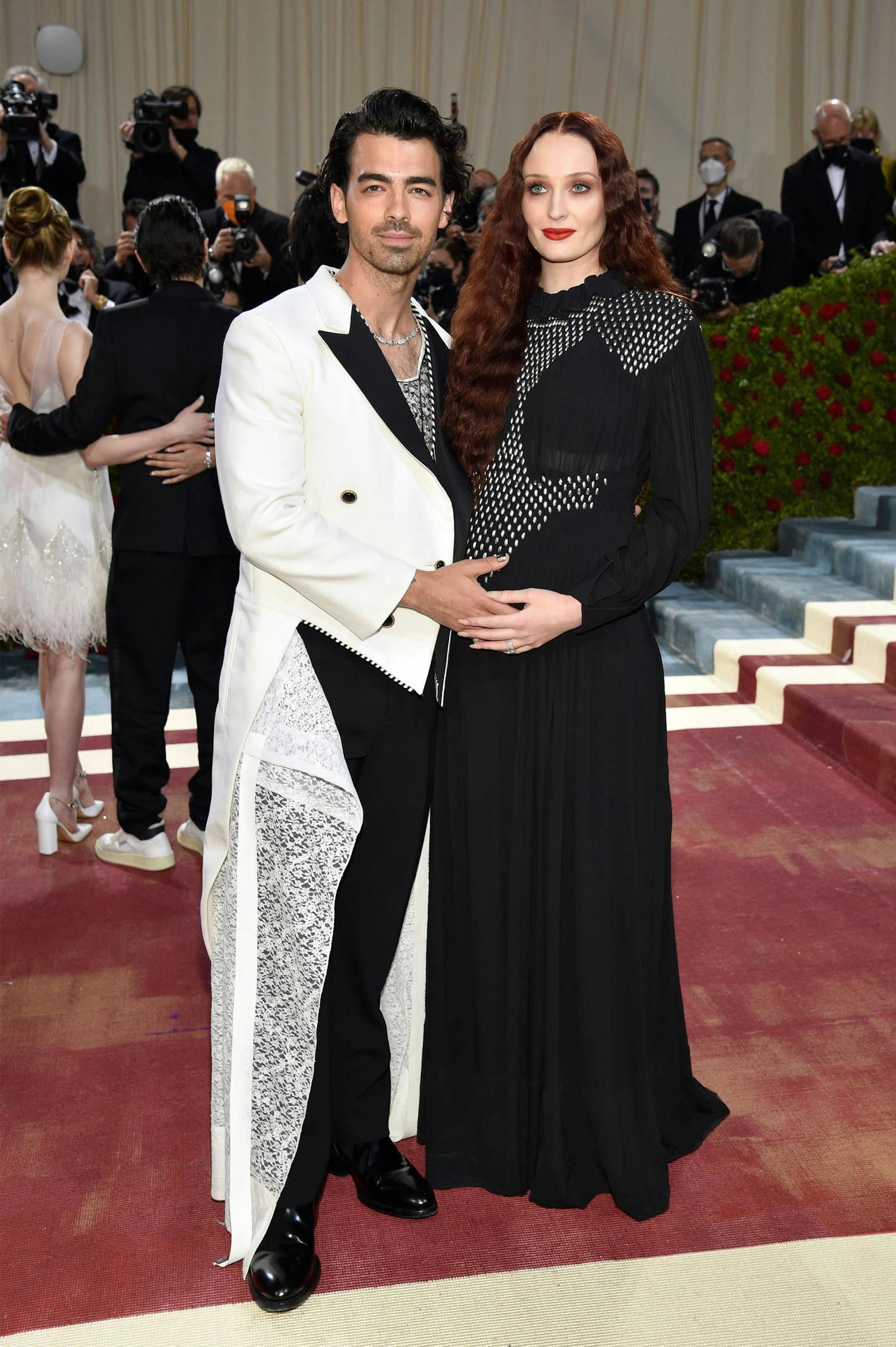 Joe Jonas und die schwangere Sophie Turner in Louis Vuitton.