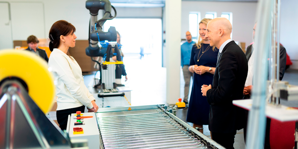 Arbeitsminister Martin Kocher (VP) im Gespräch mit einer ukrainischen Facharbeiterin.