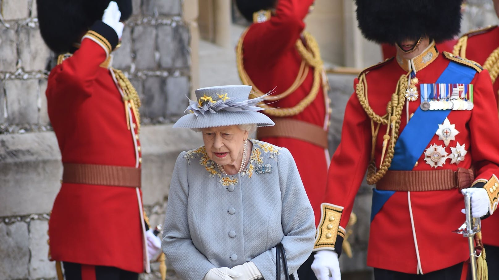 Erneute Sicherheitsbedenken für die Monarchin: Ein Eindringling verschaffte sich Zutritt in die Kaserne der Coldstream Guards, die hochrangige königliche Beamte sind. 