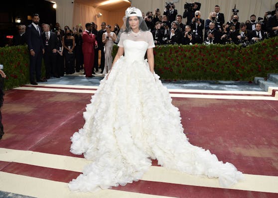 Kylie Jenner kam tatsächlich im Brautkleid von Off-White zur Met Gala im New Yorker Metropolitan Museum of Art.