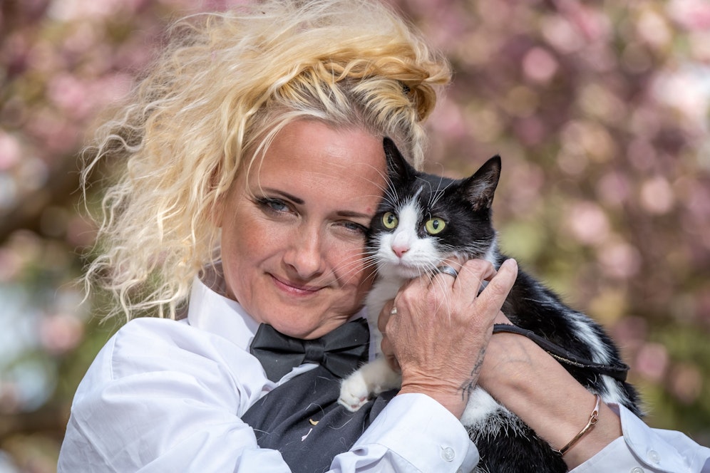 Die 49-jährige Zweifachmama Deborah Hodge, heiratete ihre Katze 