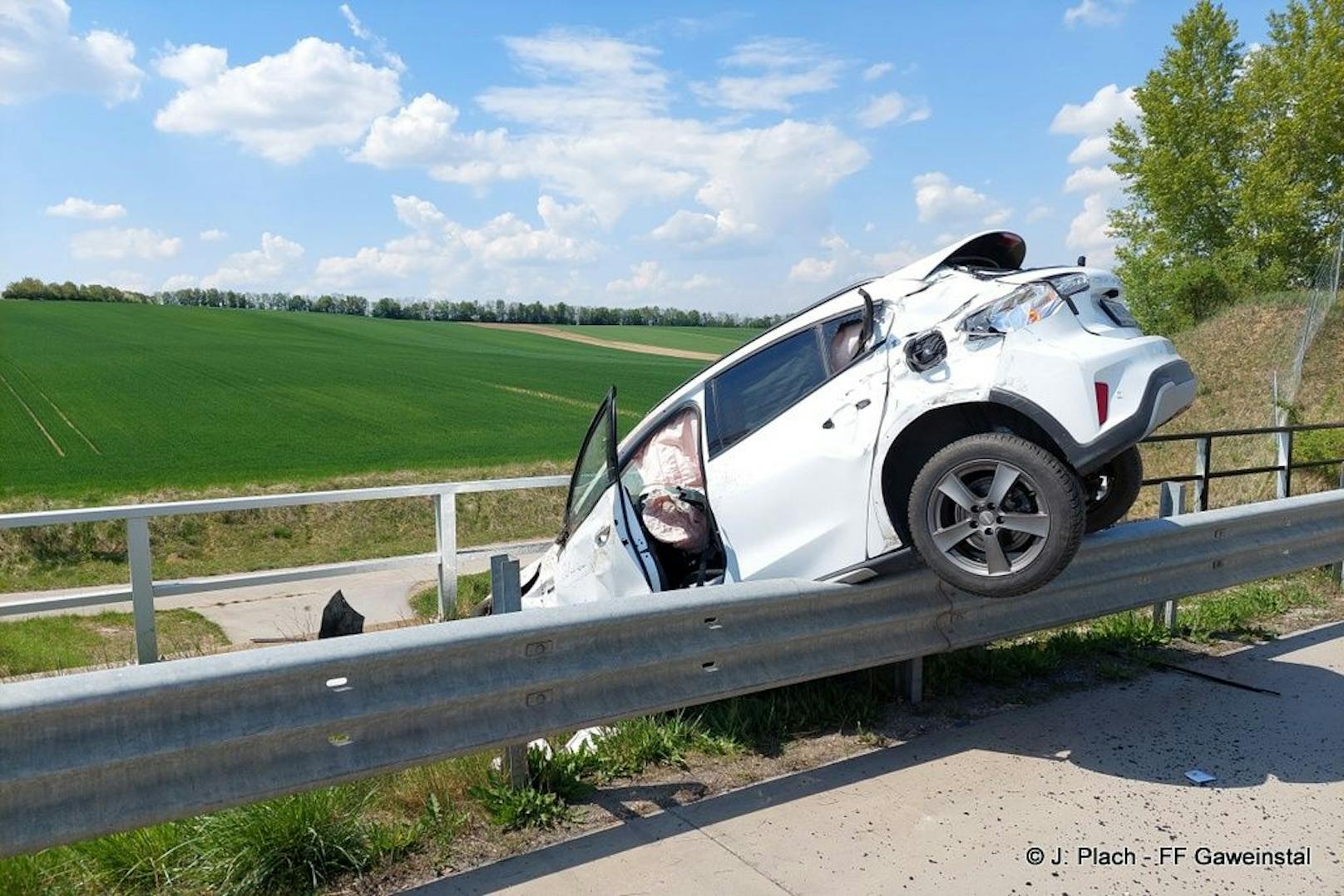 Spektakulärer Crash: Auto landete auf A5 auf Leitschiene