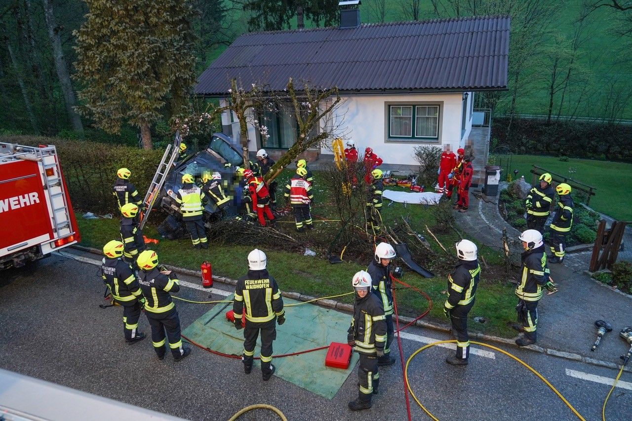 Die Einsatzkräfte vor Ort.