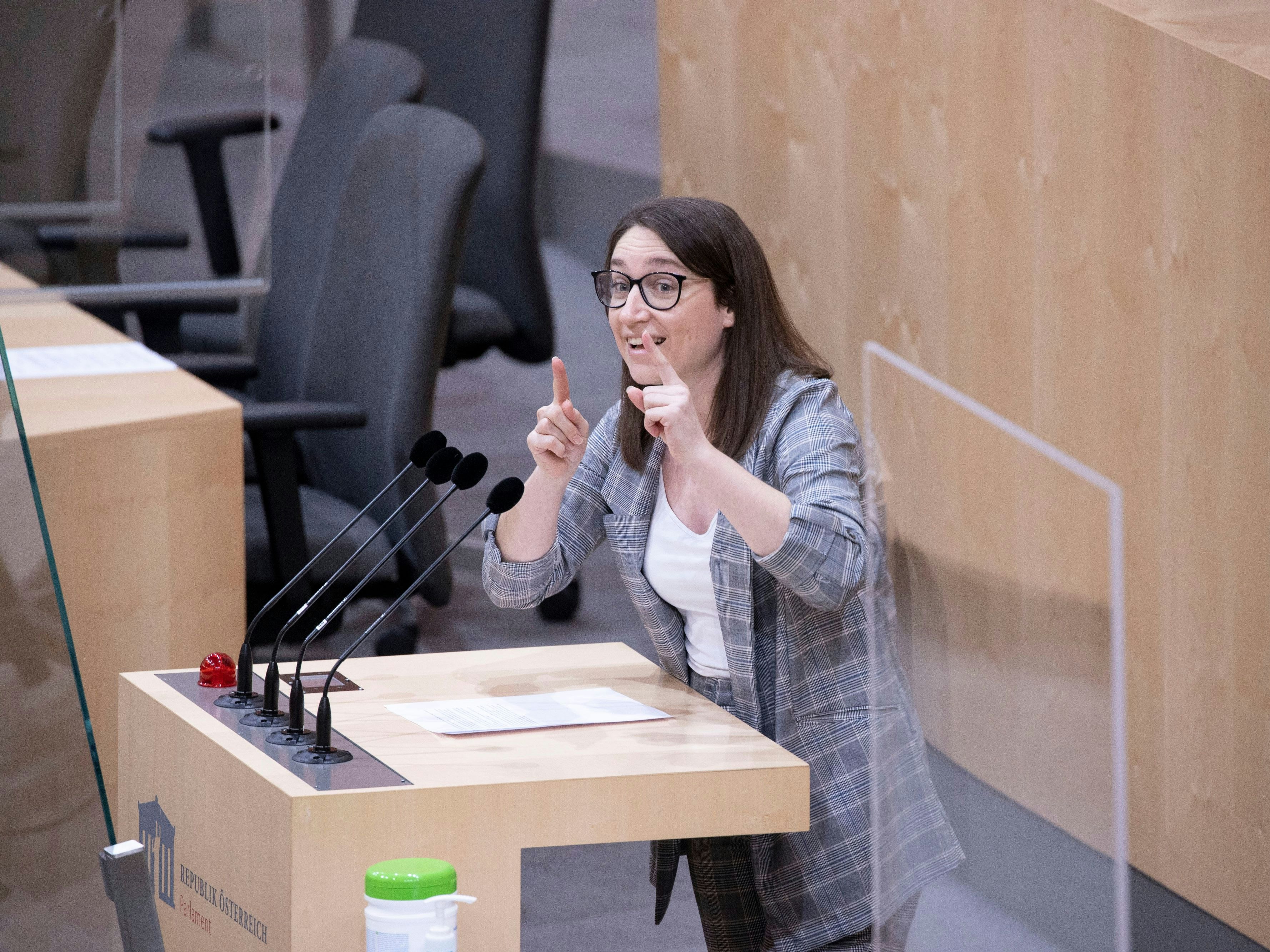 Download von www.picturedesk.com am 03.05.2022 (12:19).  Wien: 153. Nationalratssitzung im Parlamentsausweichquartier in der Wiener Hofburg. Im Bild: Julia Elisabeth Herr (SPÖ). Wien, Österreich. 27.04.2022 // Vienna, Austria: 153rd National Assembly in the Austrian parliament. Picture: Julia Elisabeth Herr (SPOE). Vienna, Austria. April 27th, 2022. - 20220427_PD3183 - Rechteinfo: Rights Managed (RM)
