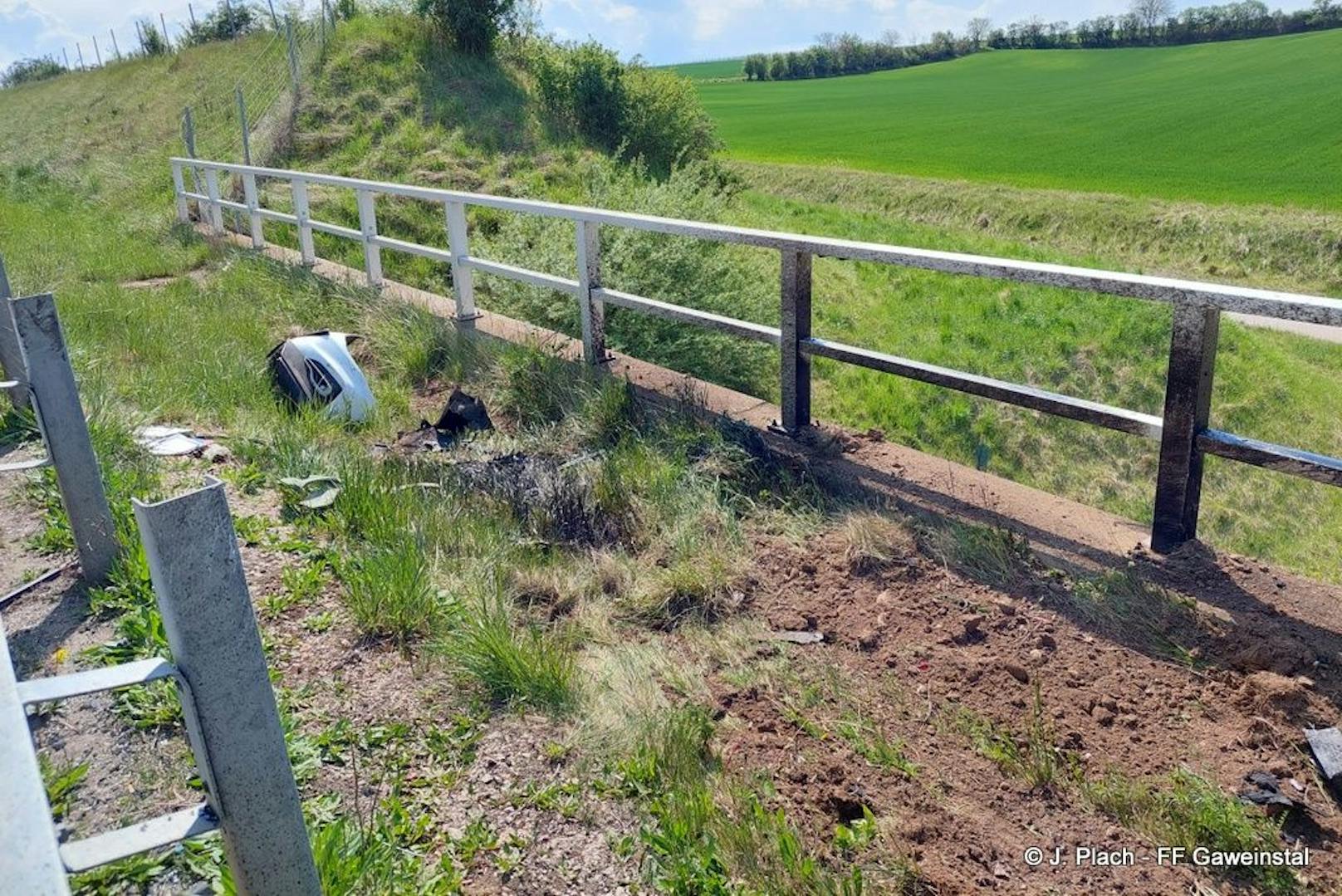 Spektakulärer Crash: Auto landete auf A5 auf Leitschiene