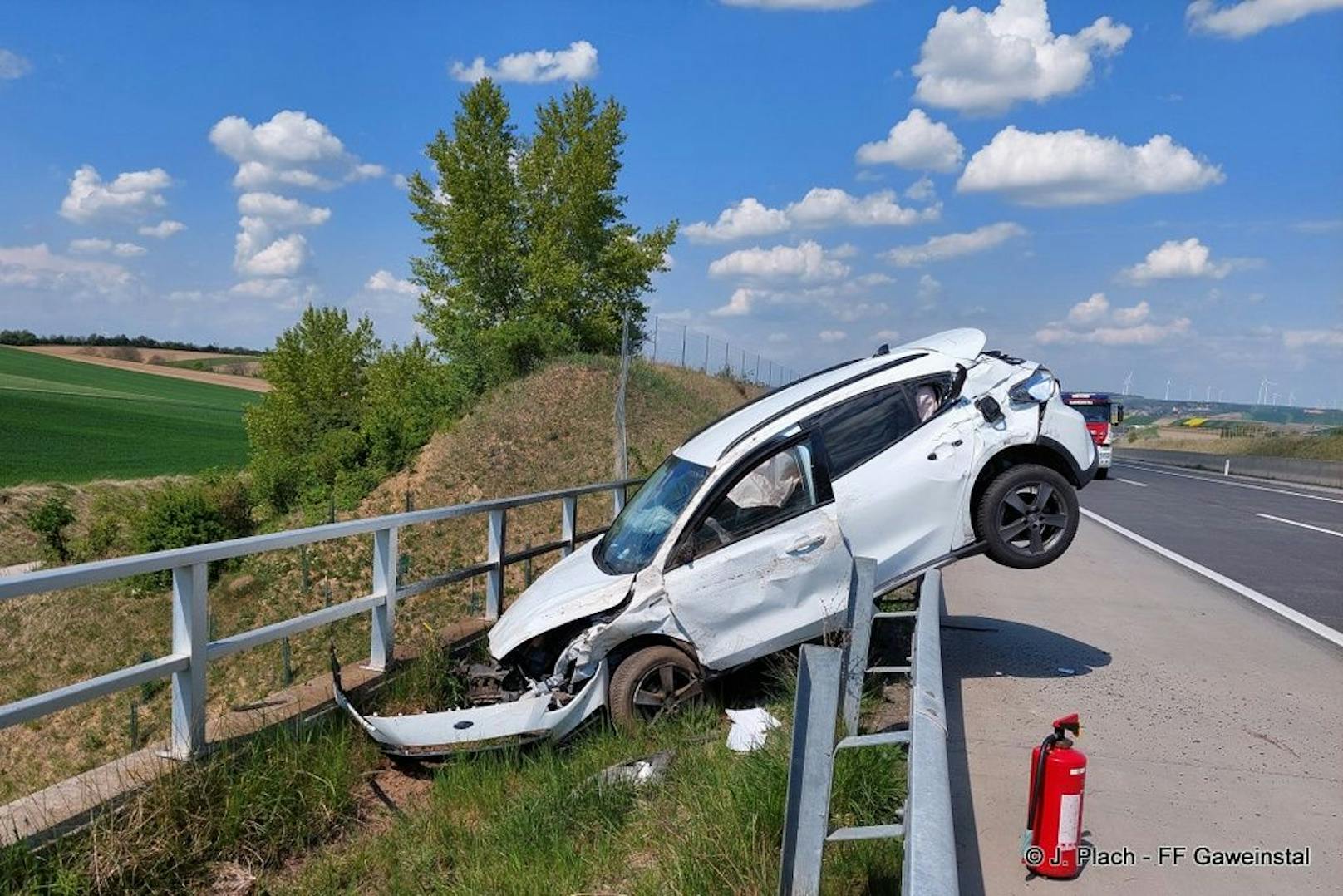 Spektakulärer Crash – Pkw landet auf A5 auf Leitschiene