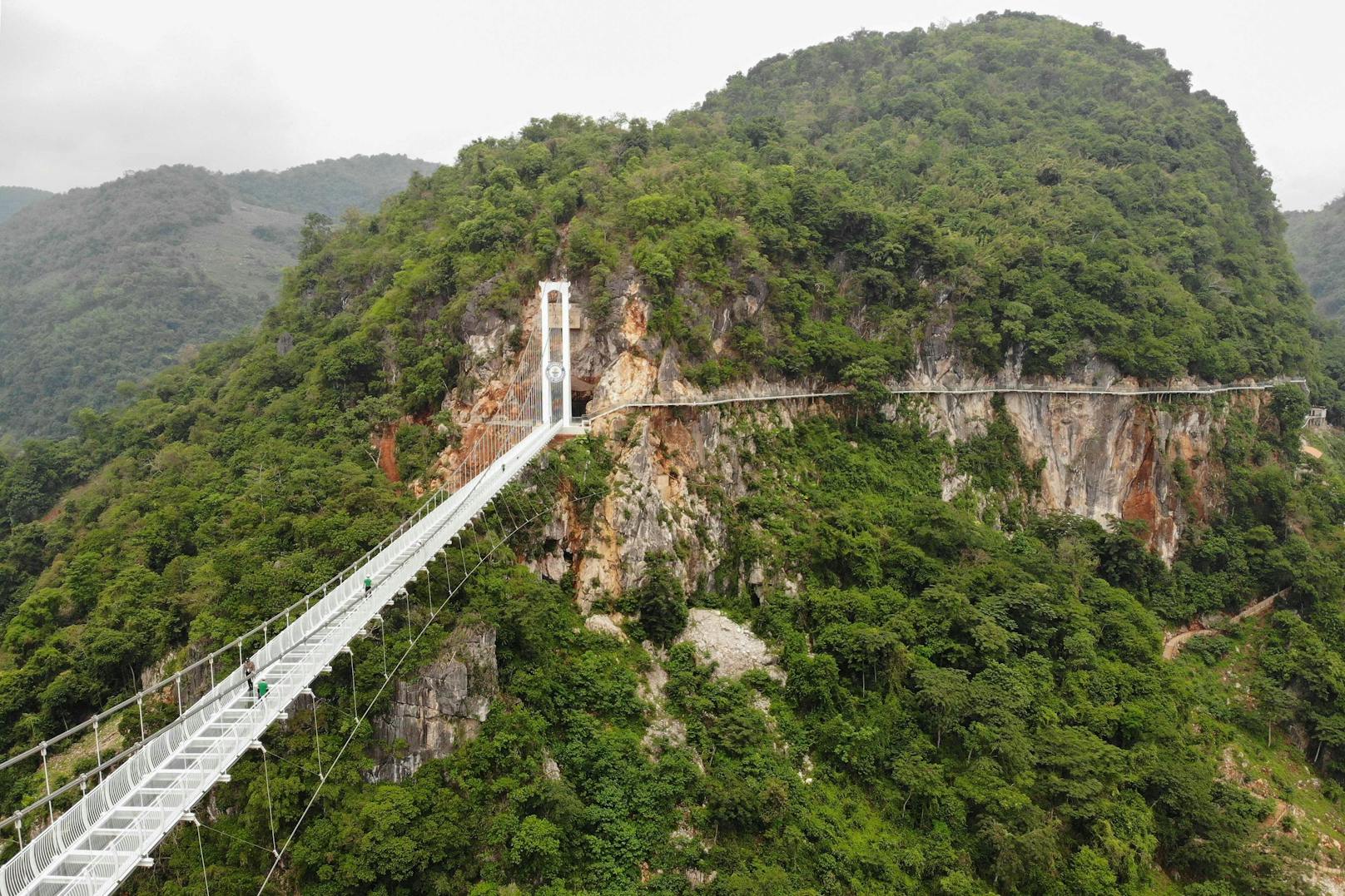 Der "Weiße Drache", wie die Brücke auf deutsch heißt, verläuft übrigens über ein 150 Meter tiefes Tal zwischen zwei Bergen.