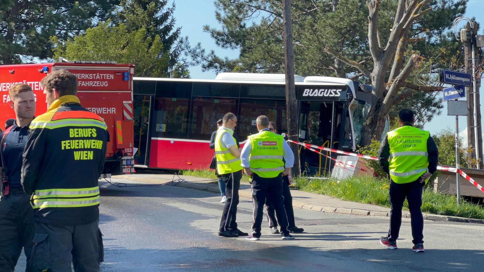 Bilder zeigen das Ausmaß des Unfalls in der Ulmenstraße in Wien-Penzing.