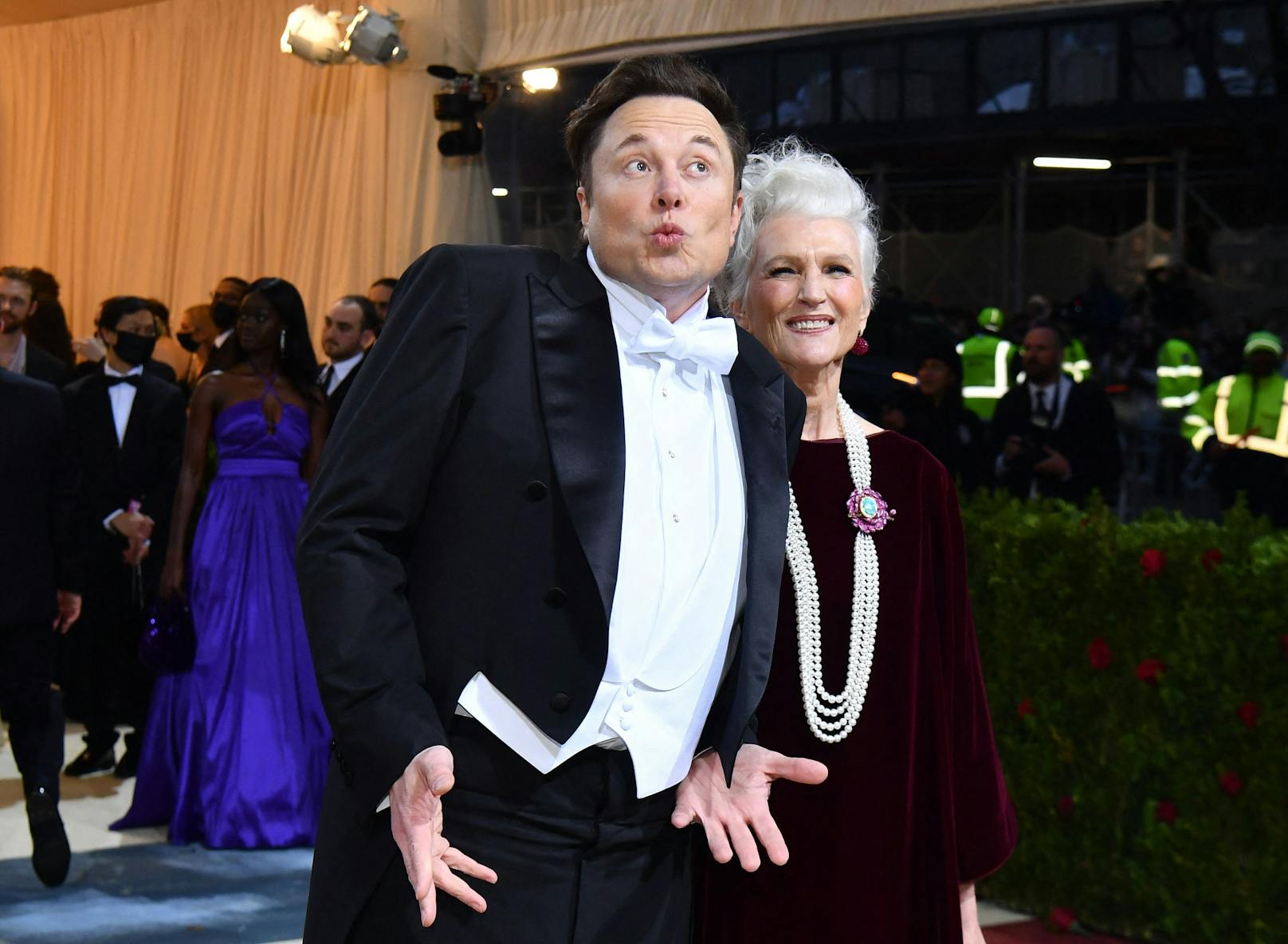 Elon Musk mit seiner Mama