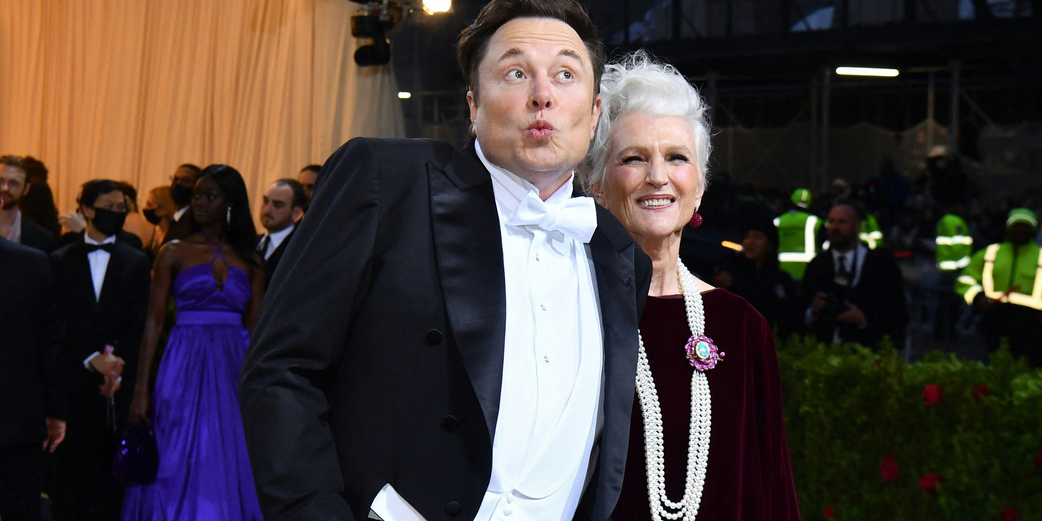 Elon Musk mit seiner Mama