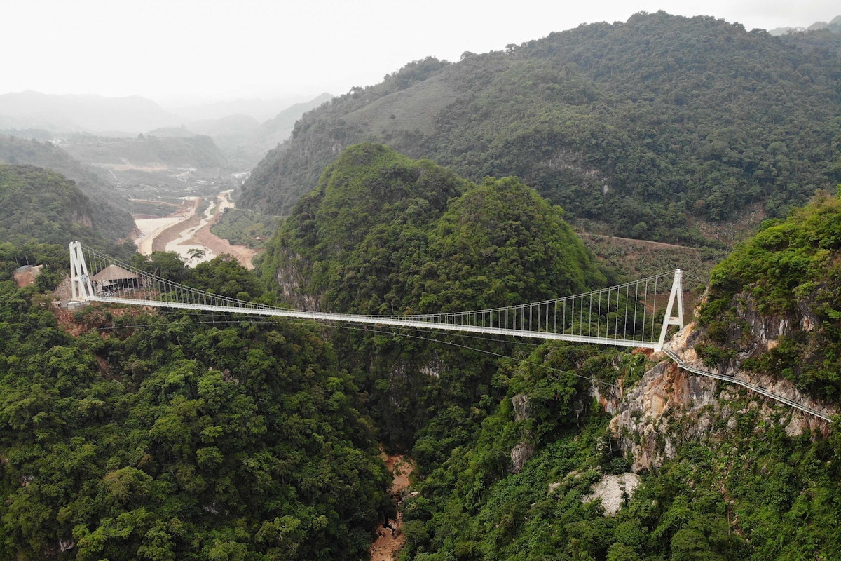 Download von www.picturedesk.com am 03.05.2022 (15:01).  This aerial photo shows the newly constructed Bach Long glass bridge in Moc Chau district in Vietnam's Son La province on April 29, 2022. - Vietnam launched a new attraction for tourists -- with a head for heights -- on April 29 with the opening of a glass-bottomed bridge suspended some 150 metres above a lush, jungle-clad gorge. (Photo by Nhac NGUYEN / AFP) - 20220429_PD1932 - Rechteinfo: Rights Managed (RM) Nur für redaktionelle Nutzung! Werbliche Nutzung erfordert Freigabe: bitte schicken Sie uns eine Anfrage.