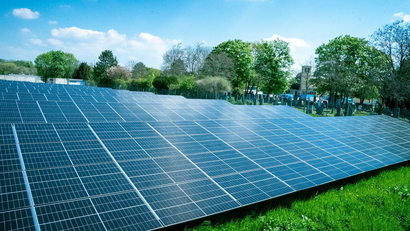 Das Solarkraftwerk steht in der Friedhofsgärtnerei am Wiener Zentralfriedhof.