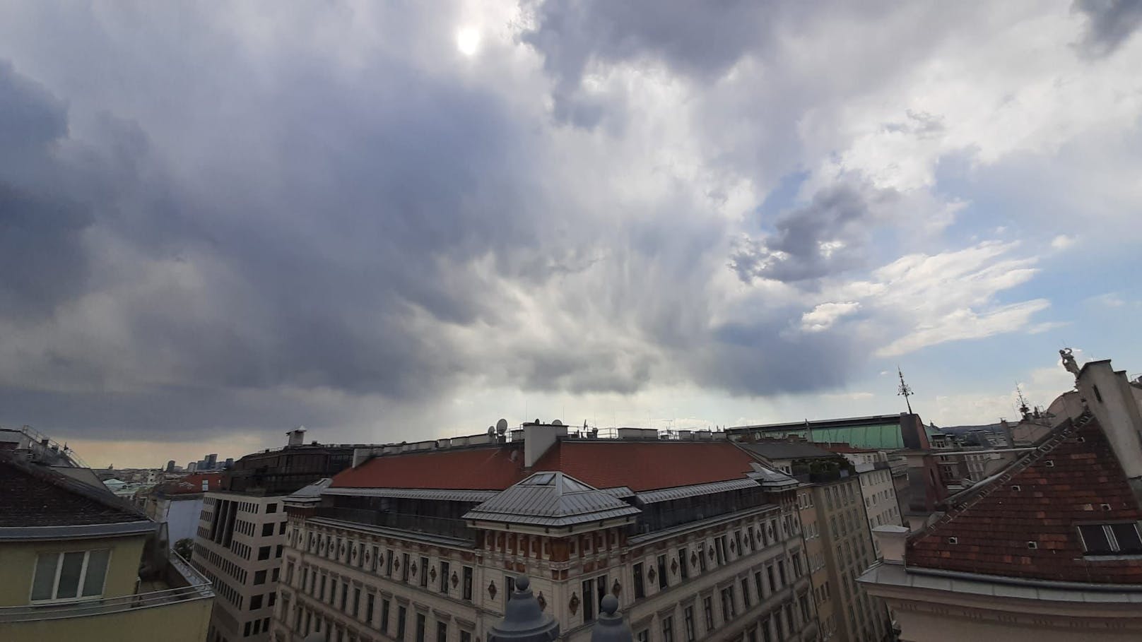 Ein Unwetterfront zieht gerade in Richtung Wien