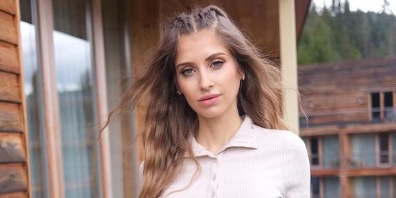 Moderatorin Cathy Hummels posiert ohne BH für ihre Fans.