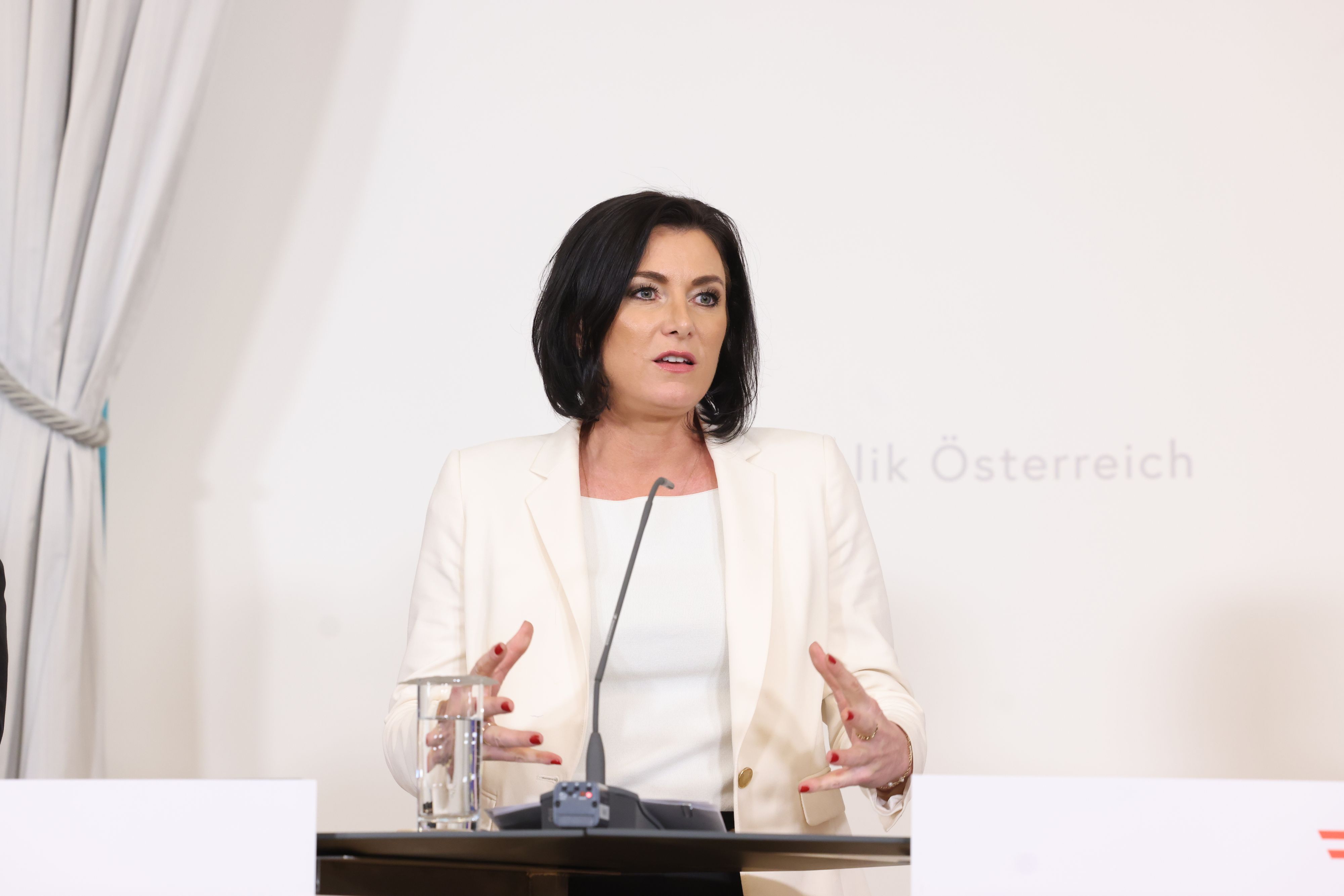 Die Ministerin hat wohl doch einfach Modeschmuck getragen.