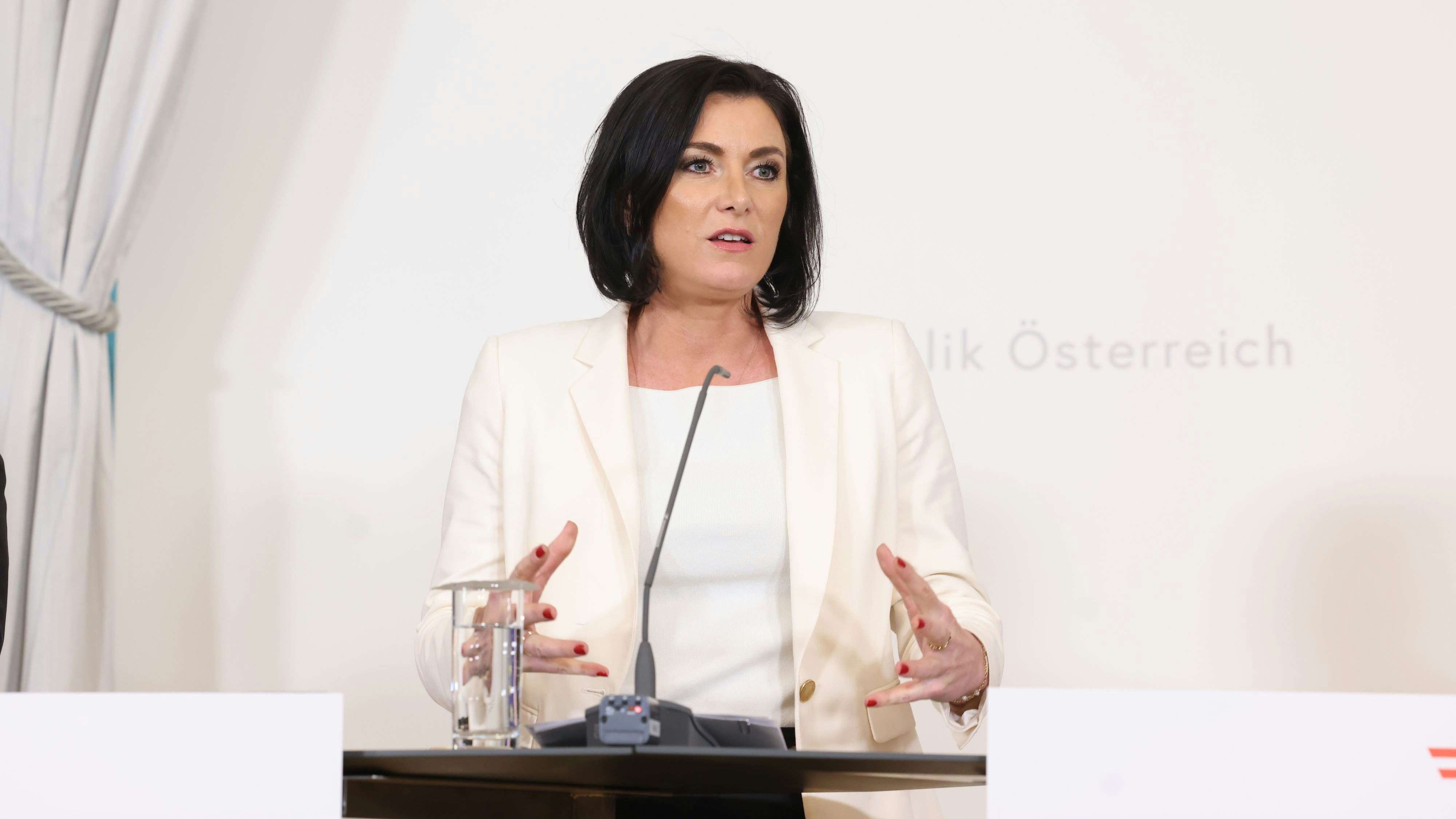 Die Ministerin hat wohl doch einfach Modeschmuck getragen.