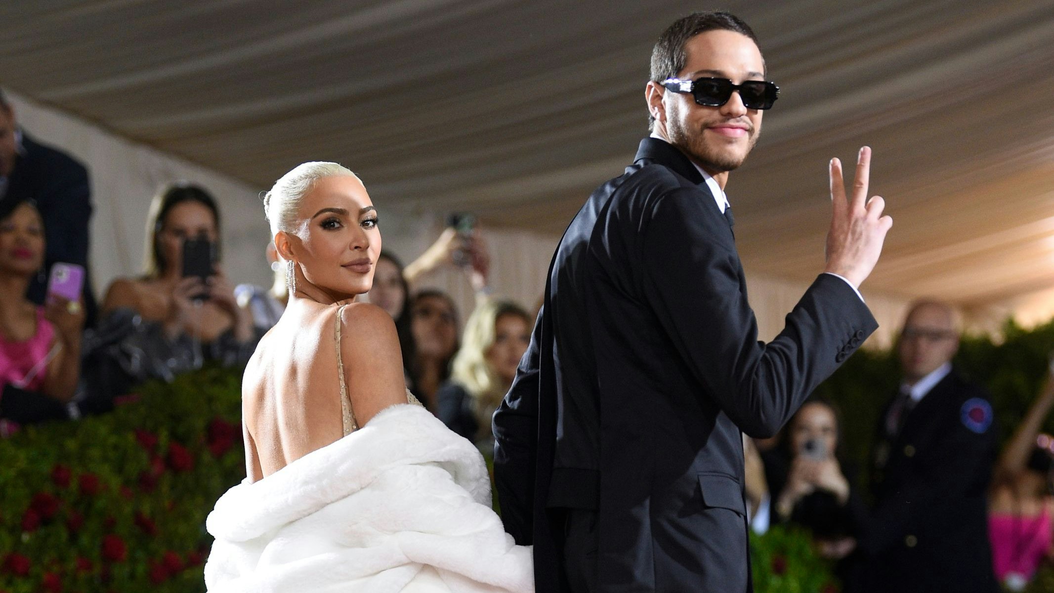 Download von www.picturedesk.com am 03.05.2022 (08:28).  Kim Kardashian, left, and Pete Davidson attend The Metropolitan Museum of Art's Costume Institute benefit gala celebrating the opening of the "In America: An Anthology of Fashion" exhibition on Monday, May 2, 2022, in New York. (Photo by Evan Agostini/Invision/AP) - 20220503_PD0985 - Rechteinfo: Rights Managed (RM)