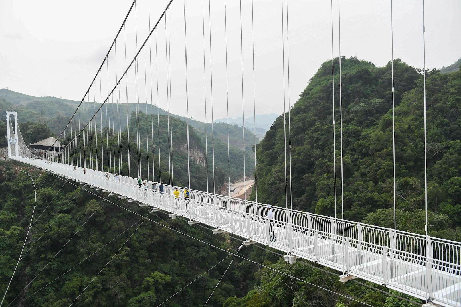 Erst vor wenigen Tagen wurde die&nbsp;Bach-Long-Bridge in Vietnam eröffnet und schon wollten über&nbsp;15.000 Besucher ein Foto auf der längsten Glasbrücke der Welt machen.