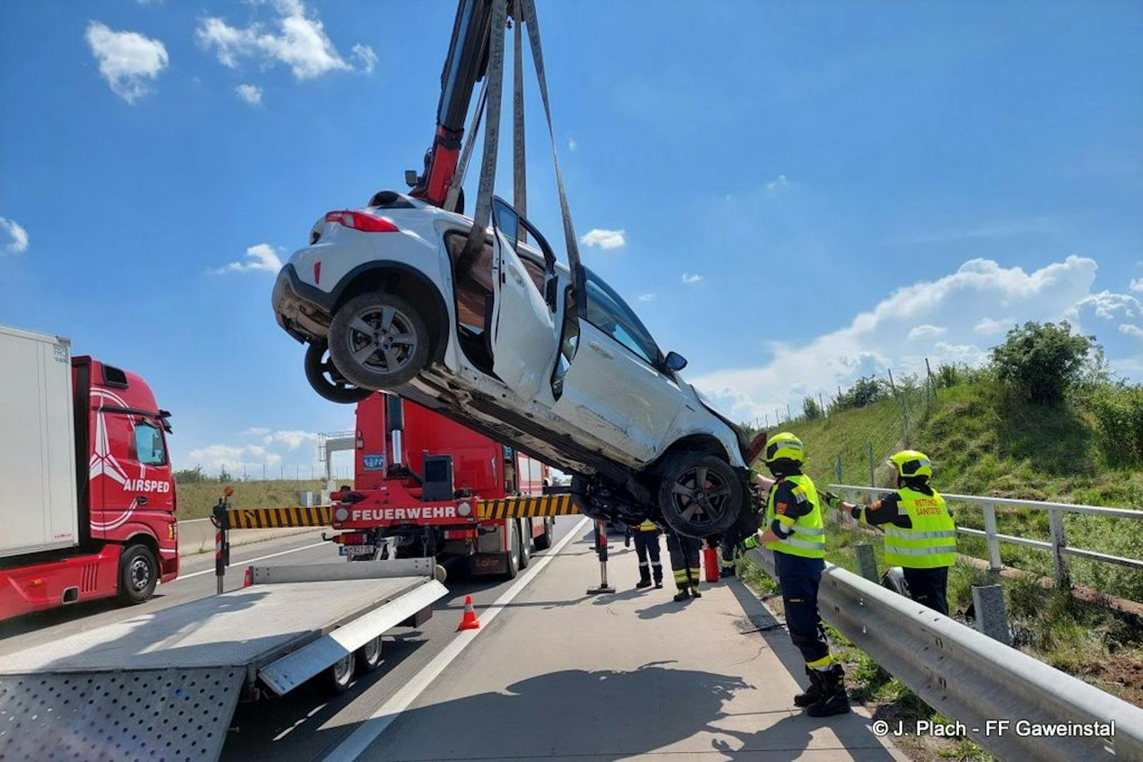 Spektakulärer Crash: Auto landete auf A5 auf Leitschiene