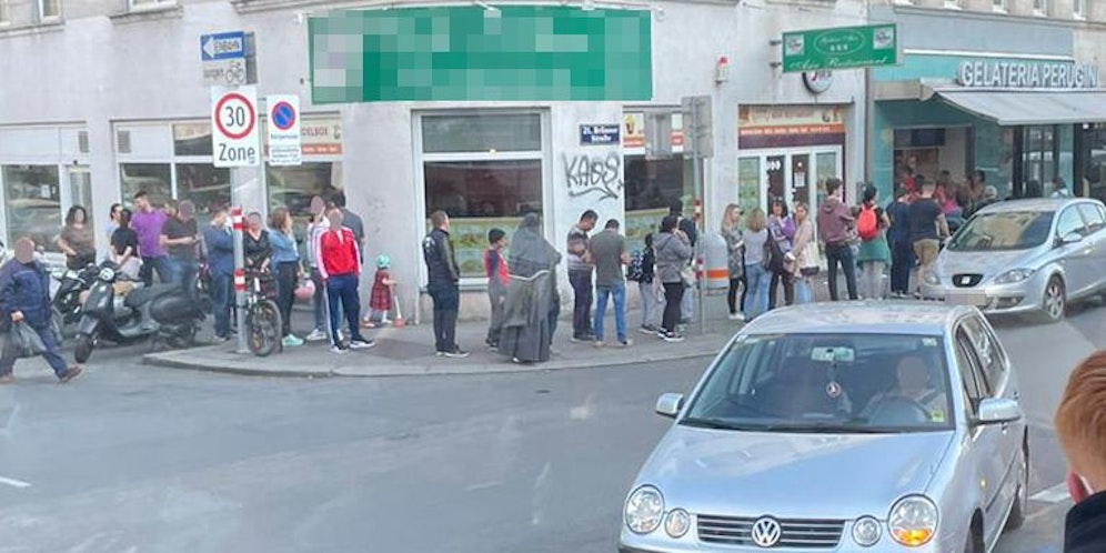Vor dem Eissalon in Floridsdorf warteten zahlreiche Menschen.