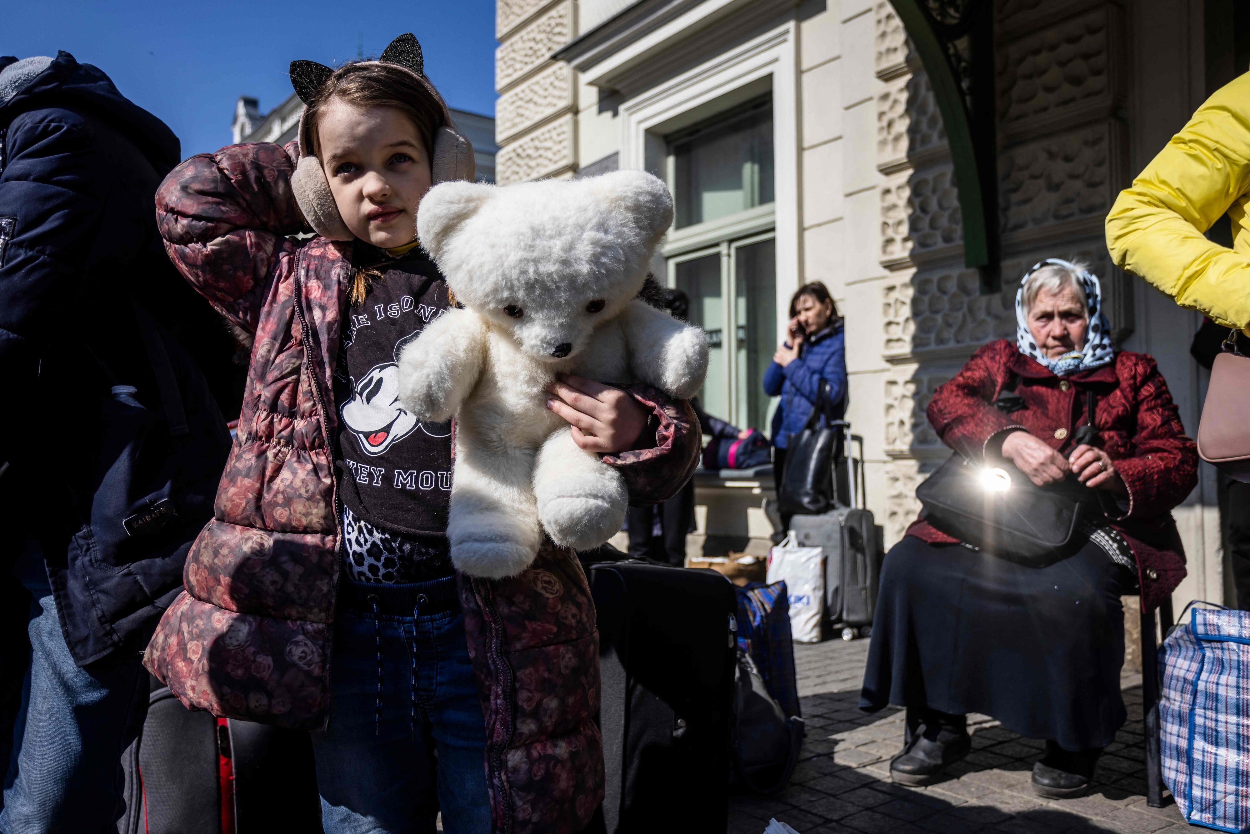 Download von www.picturedesk.com am 03.05.2022 (08:01).  Refugees from Ukraine are seen in front of the Przemysl main railway station, where they wait to take a buses for further transportation, March 19, 2022. - More than 3.3 million refugees have now fled Ukraine since the Russian invasion, the United Nations said on March 19, 2022, while nearly 6.5 million are thought to be internally displaced within the country. (Photo by Wojtek RADWANSKI / AFP) - 20220319_PD4760 - Rechteinfo: Rights Managed (RM) Nur für redaktionelle Nutzung! Werbliche Nutzung erfordert Freigabe: bitte schicken Sie uns eine Anfrage.