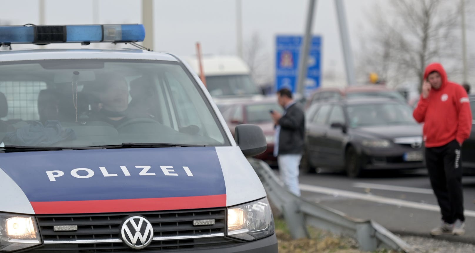 Auf der A23 Wiener Südosttangente ist es am Montag zu einer Massenschlägerei gekommen. Vier Personen wurden dabei verletzt.