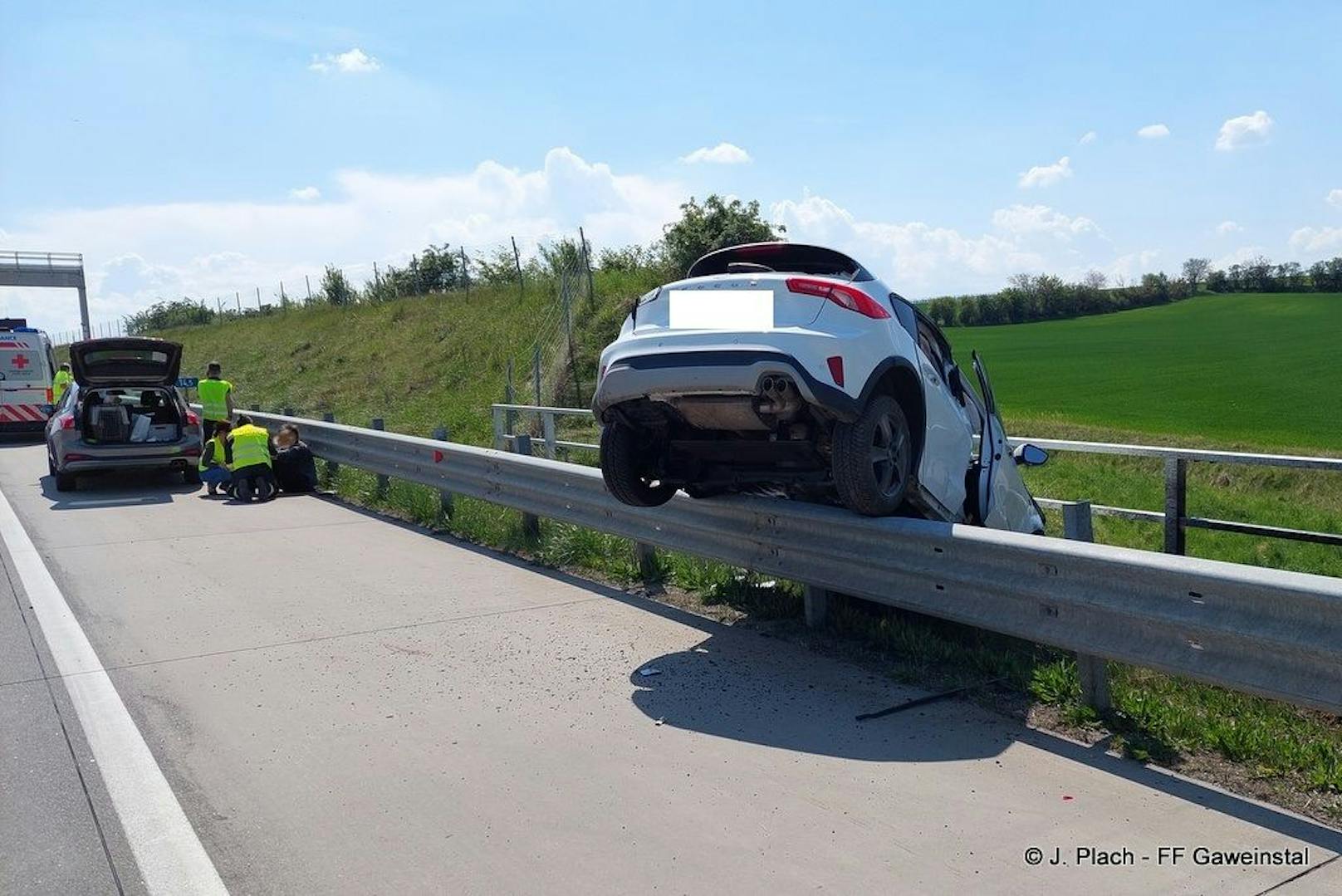 Spektakulärer Crash: Auto landete auf A5 auf Leitschiene