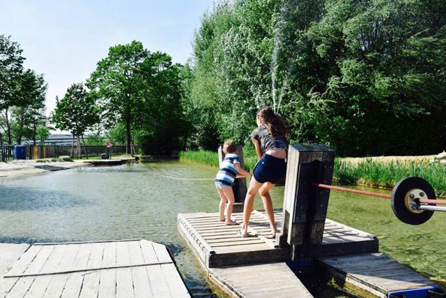 Auf dem Wasserspielplatz Donauinsel können Kinder die Seilfähre nutzen, um den Teich zu durchkreuzen.