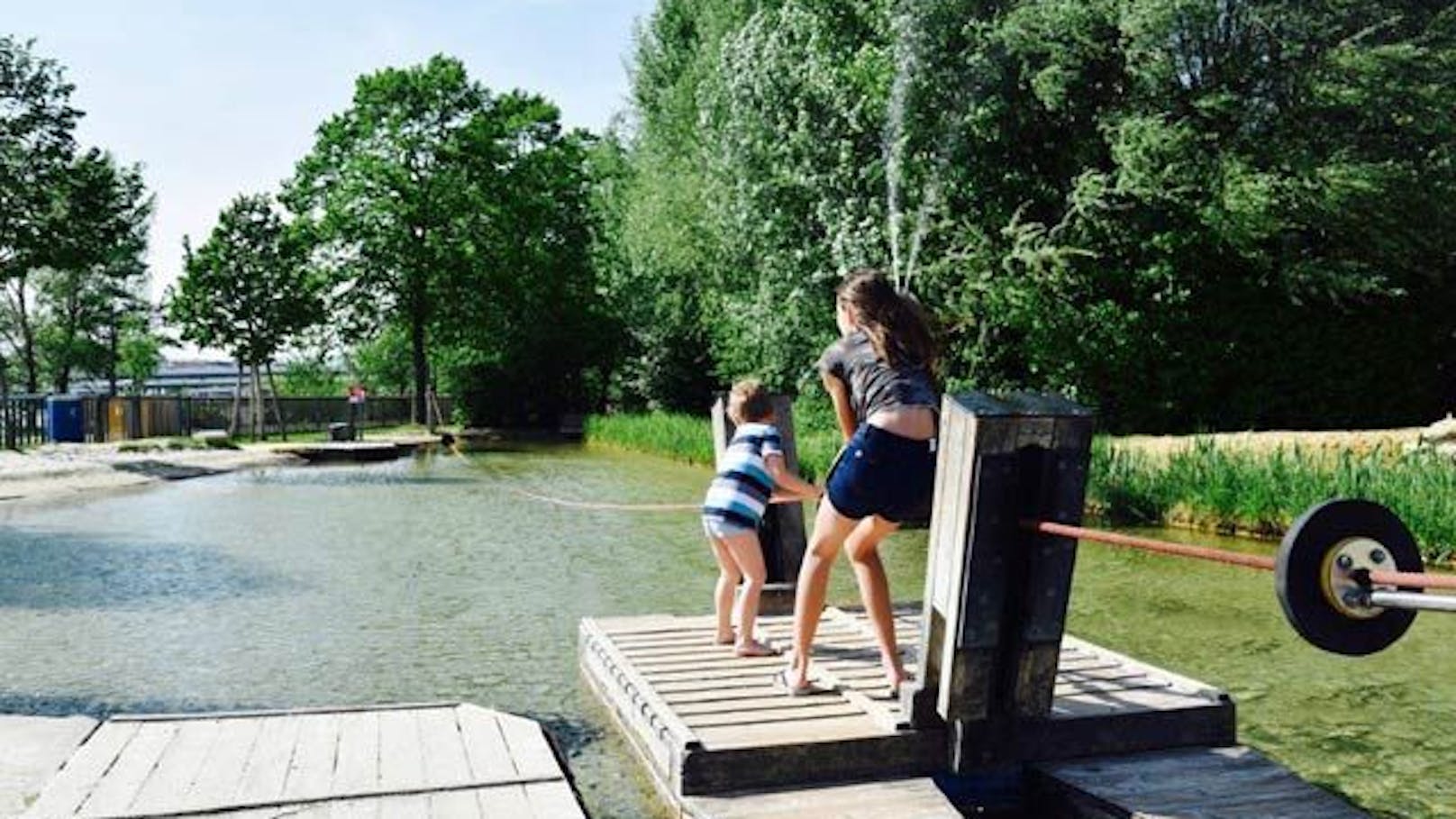Auf dem Wasserspielplatz Donauinsel können Kinder die Seilfähre nutzen, um den Teich zu durchkreuzen.