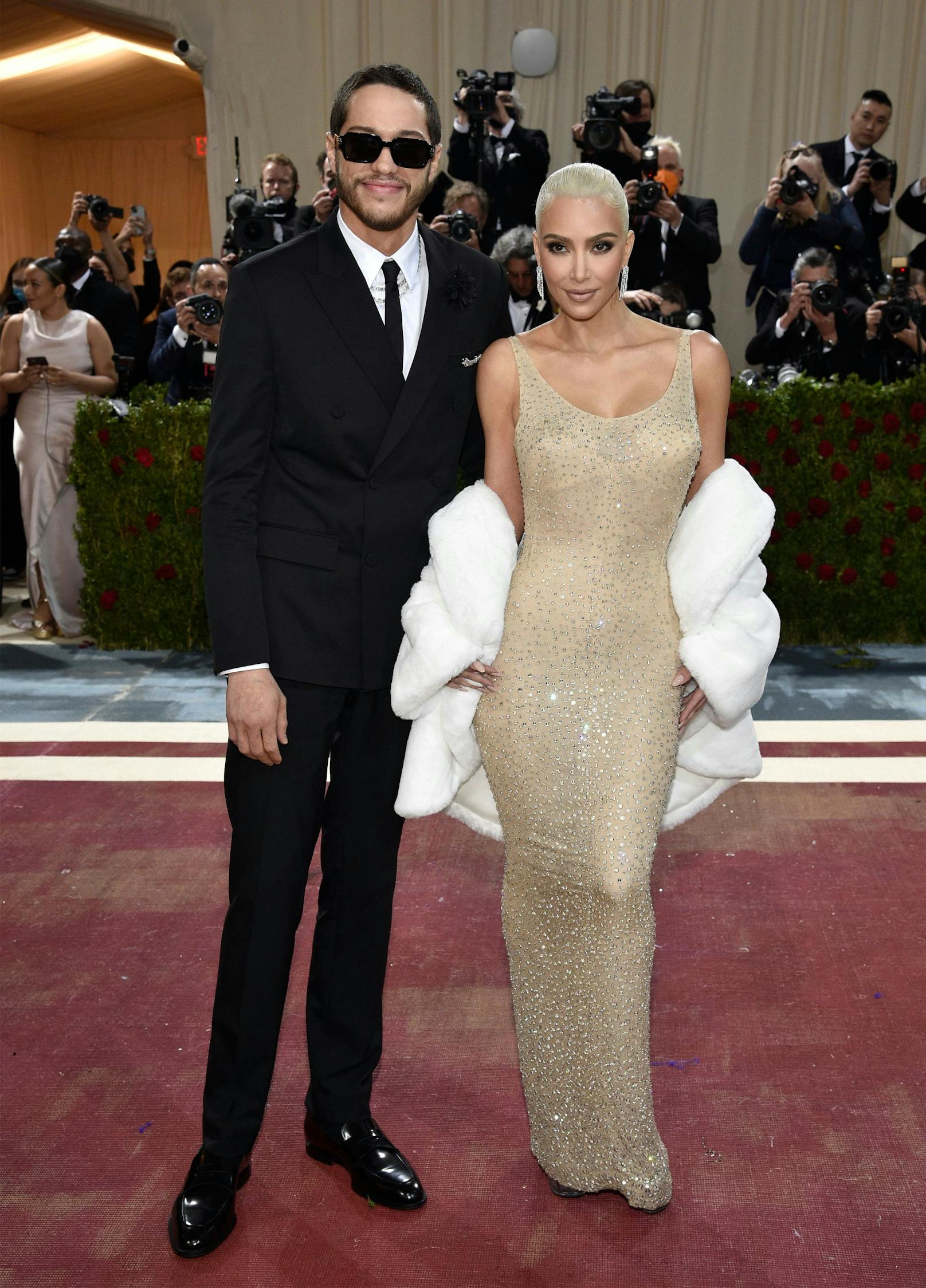 Kim Kardashian im berühmt berüchtigten Marilyn-Monroe-Kleid an der Seite von Pete Davidson.