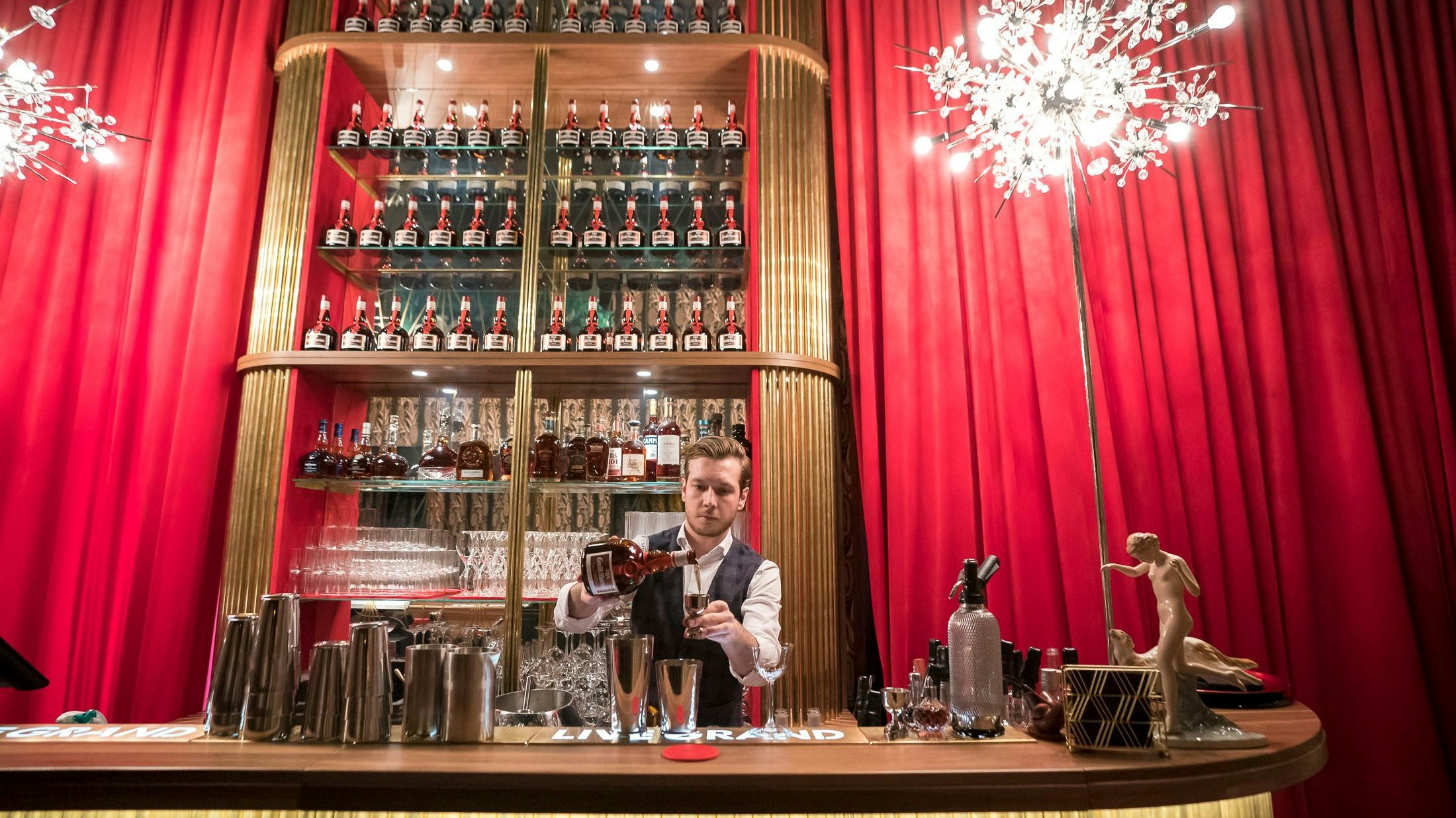 flüsterbar suite marnier im ritz carlton, bar, barkeeper, mit verena richter, 20220428 foto: helmut graf/tageszeitung heute