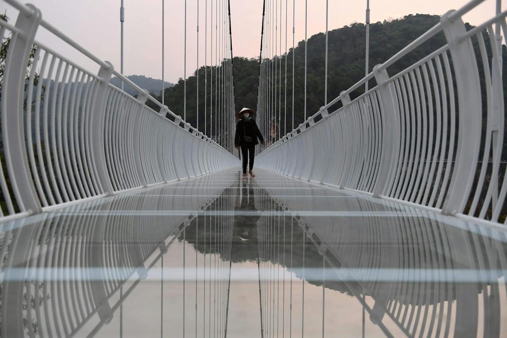 Möglich macht das Betreten der Brücke die drei Schichten gehärtetes Glas des französischen Glasbauers&nbsp;Saint-Gobain.