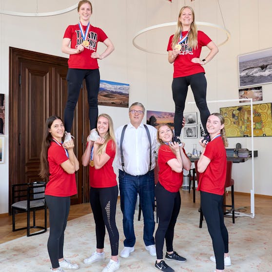 Stadtrat Peter Hacker mit dem Team Austria Cheerleading