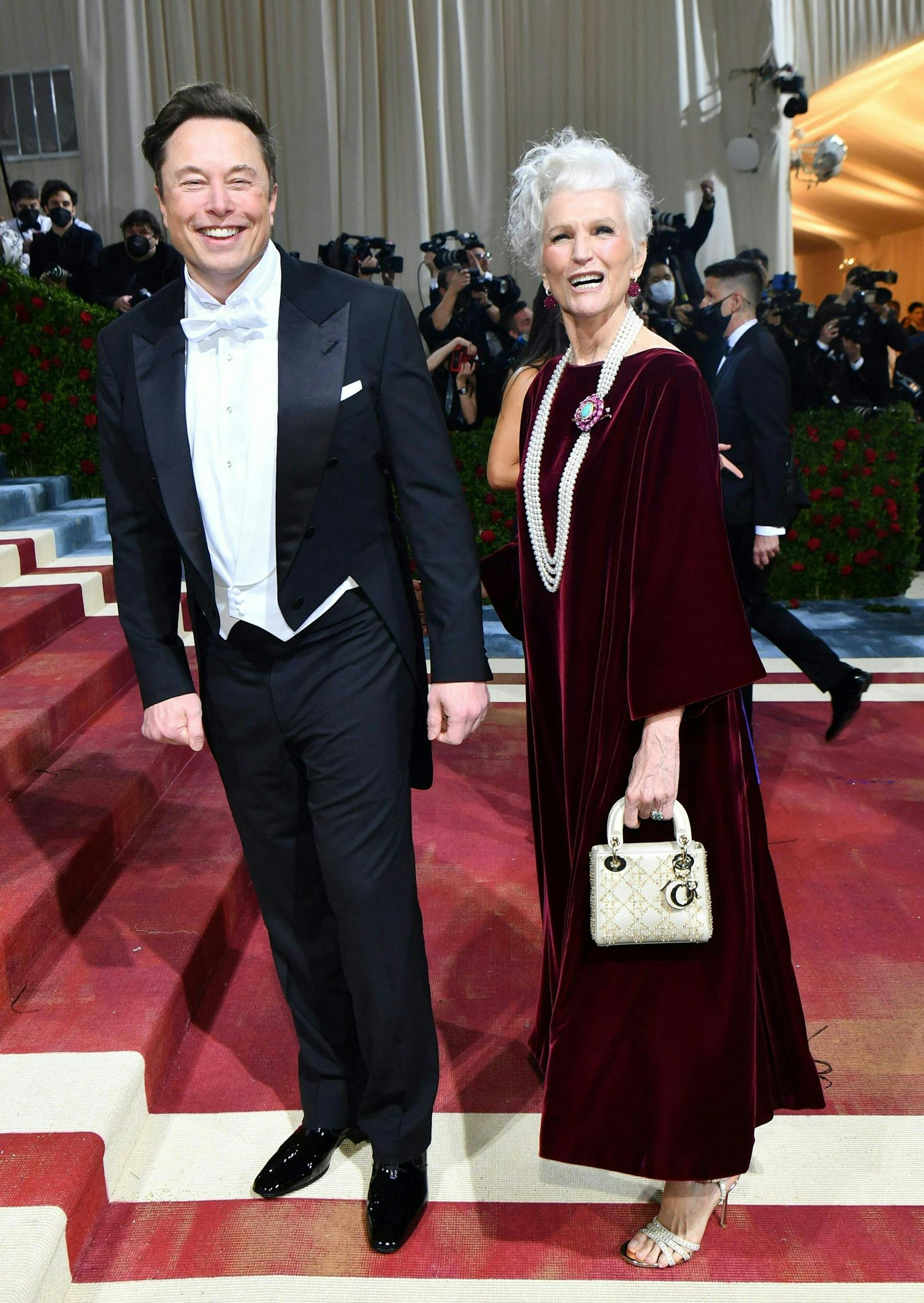 Elon Musk und seine Mutter haben Spaß auf dem roten Teppich.