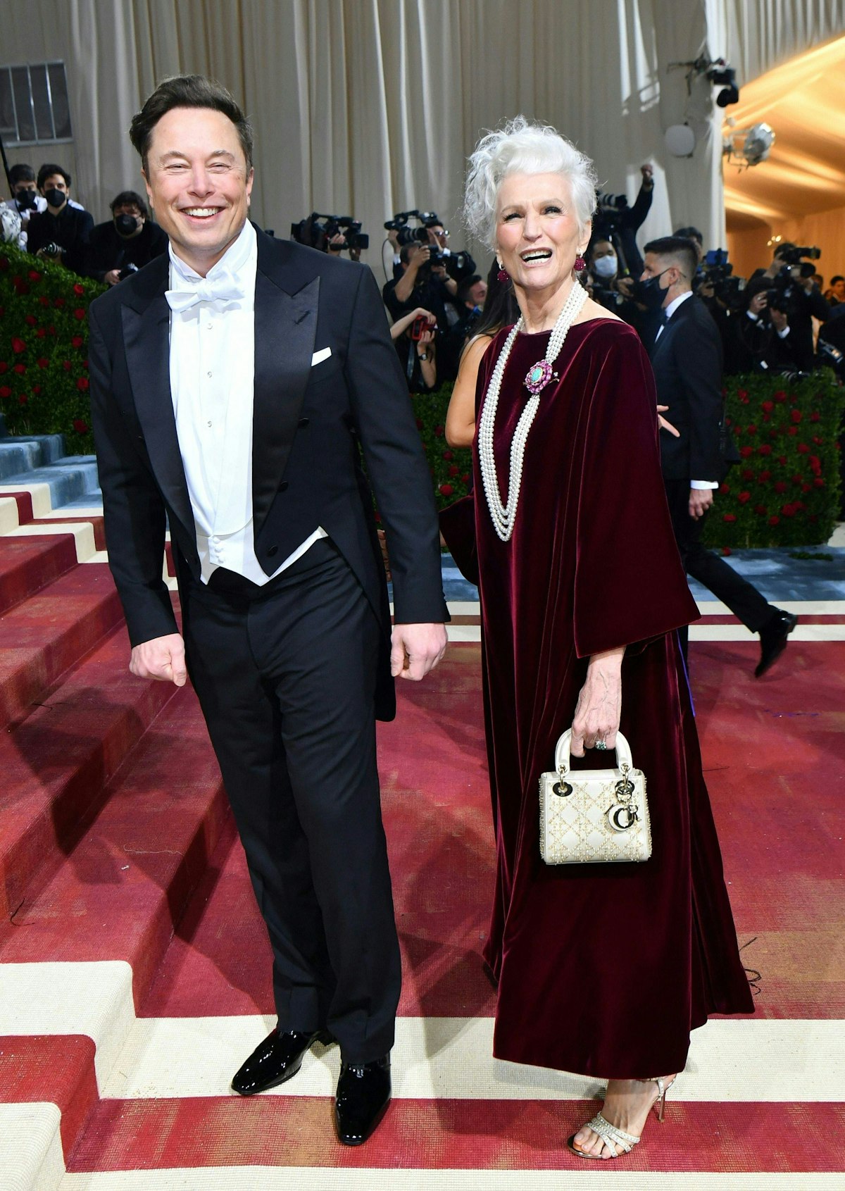 Elon Musk und seine Mutter haben Spaß auf dem roten Teppich.