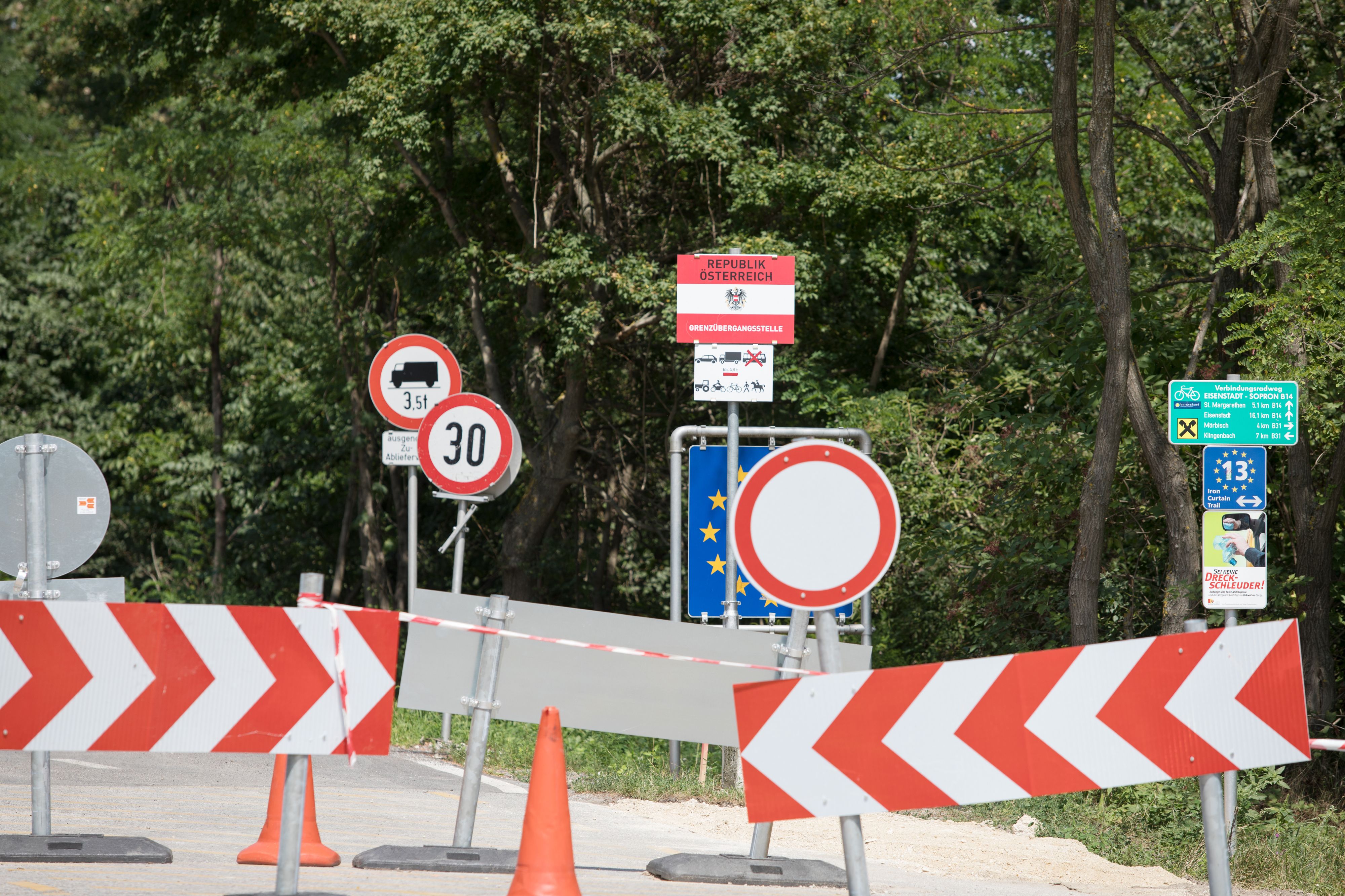 Download von www.picturedesk.com am 03.05.2022 (09:30).  UNGARN; ÖSTERREICH; SOPRON; 20190804; Gesperrte Strasse zwischen Sopron in Ungarn und St. Margarethen in Österreich an der Staatsgrenze zur Ungarn in der Nähe von Gedächnispark des Paneuropäischen Picknick (Tor zur Freiheit) an der Stelle des alten Grenztors an der Grenze Österreich und Ungarn welches von Flüchtlingen aus der DDR (Deutsche Demokratische Republik) während des Paneuropäischen Picknick am 19. August 1989 durchgebrochen worden ist, ca. 60 Km süd-östlich von Wien, in der nähe von Sopron (Ödenburg) in Ungarn, fotografiert am 04. August 2019. .Die Flucht von 600 - 700 Bürger der DDR gilt als die bis dahin größte Fluchtbewegung aus Ost-Deutschland seit dem Bau der Berliner Mauer Das Picknick fand am Grenztor an der alten Pressburger Landstraße zwischen Sankt Margarethen im Burgenland, Österreich und Sopronk?hida (Steinambrückl) in Ungarn statt Das Paneuropäische Picknick gilt als wesentlicher Meilenstein der Vorgänge, die zum Ende der DDR, zur deutschen Wiedervereinigung und Zusammenbruch des "Ostblock" in Europa führten. /// .HUNGARY; AUSTRIA; SOPRON; 20190804; Closed road between Sopron in Hungary and St. Margarethen in Austria on the state border with Hungary near the memorial park of the Pan-European Picnic (Gate to Freedom) on the site of the old border gate on the border between Austria and Hungary which was from refugees from the GDR (German Democratic Republic) during the pan-European picnic on 19 August In 1989, about 60 km south-east of Vienna, near Sopron in Hungary, photographed on 04. August 2019 The flight of 600-700 citizens of the GDR is considered to be the largest escape movement from East Germany since the construction of the Berlin Wall The picnic took place at the border gate on the old Bratislava highway between Sankt Margarethen in Burgenland, Austria and Sopronk?hida (Steinambrückl) in Hungary The Pan-European Picnic is consid - 20190808_PD0018 - Rechteinfo: Rights Managed (RM)